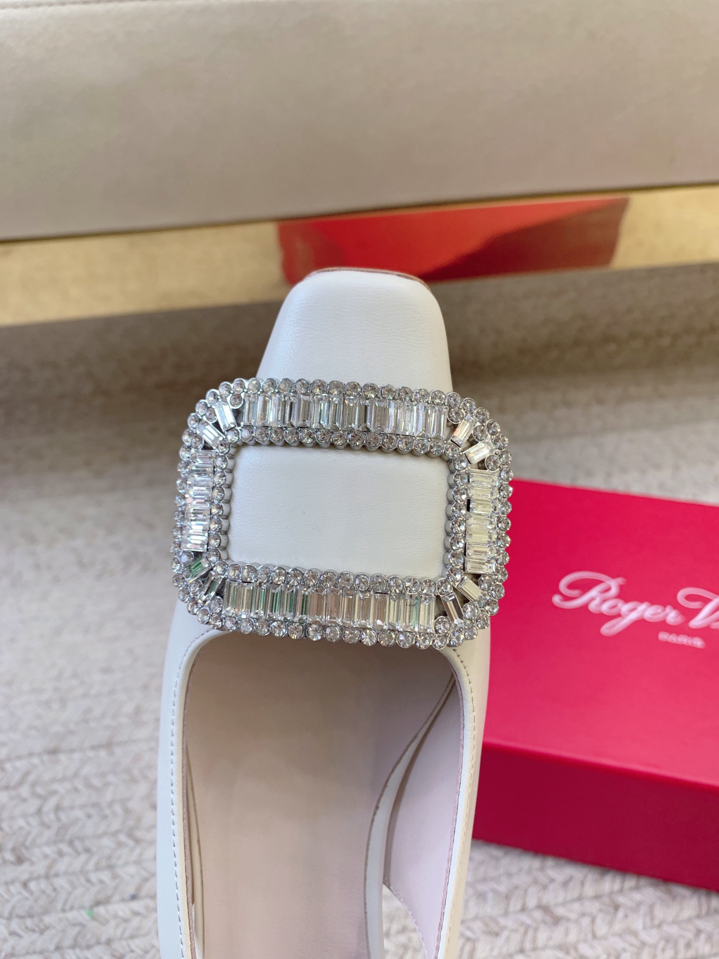 “720 Roger Vivier SS25 New Water Drill Sandals: Top Quality, Imported Materials, Various Sizes” - 图片 6
