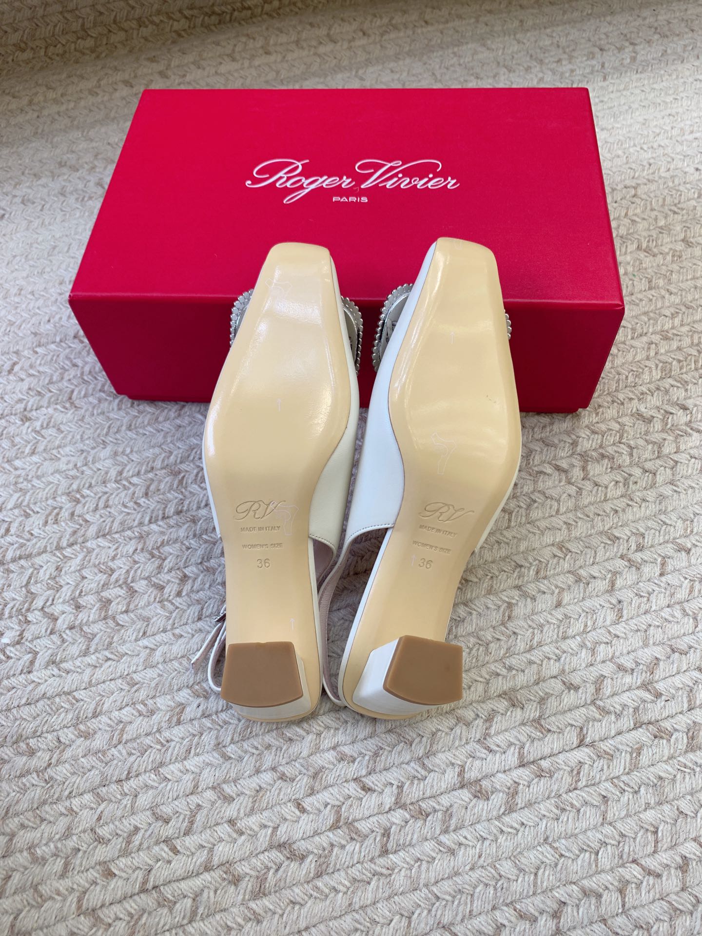 “720 Roger Vivier SS25 New Water Drill Sandals: Top Quality, Imported Materials, Various Sizes” - 图片 4