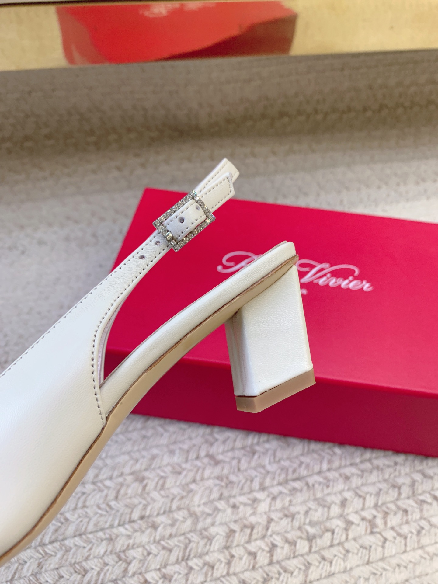 “720 Roger Vivier SS25 New Water Drill Sandals: Top Quality, Imported Materials, Various Sizes” - 图片 8