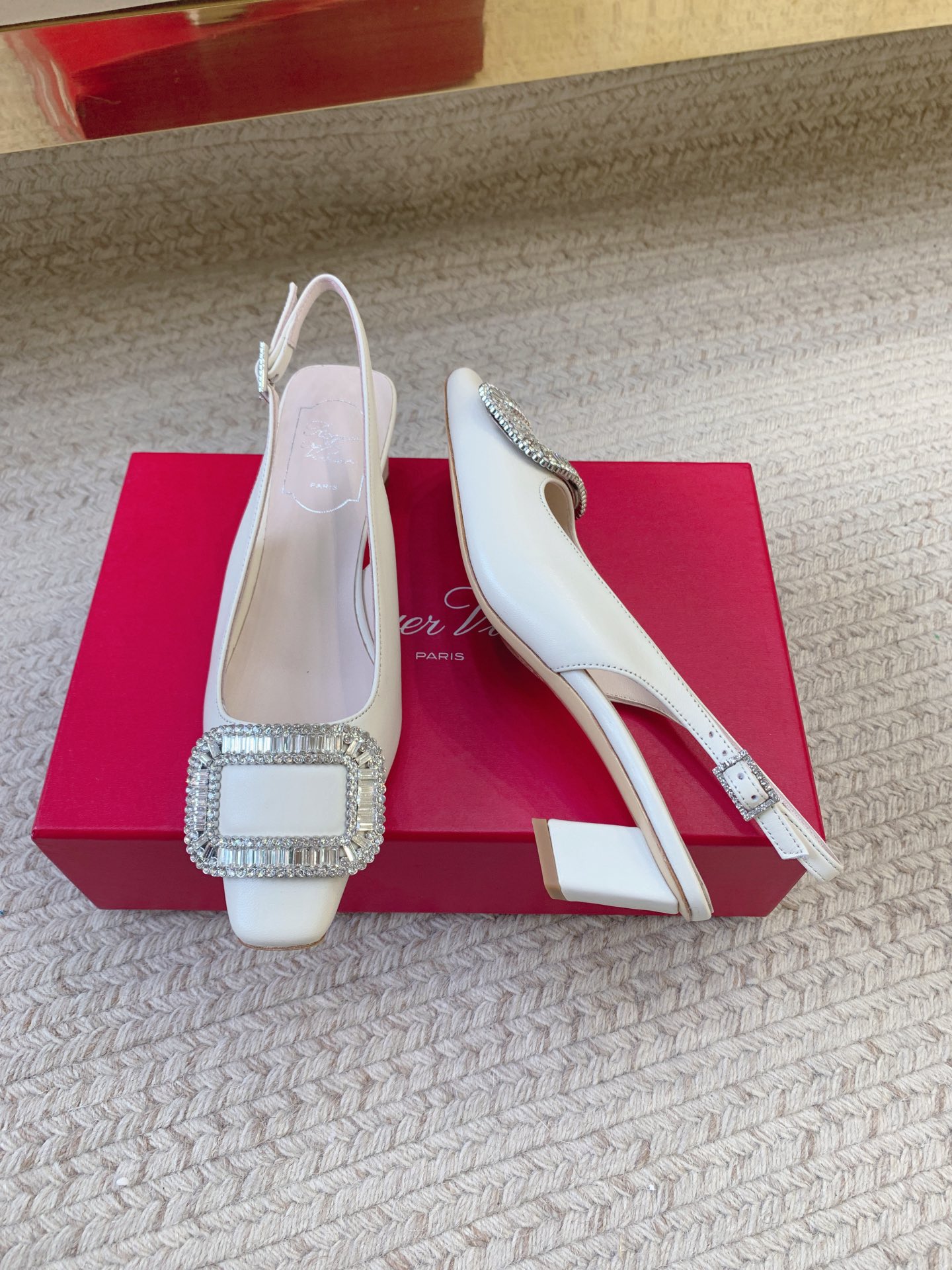 “720 Roger Vivier SS25 New Water Drill Sandals: Top Quality, Imported Materials, Various Sizes” - 图片 2