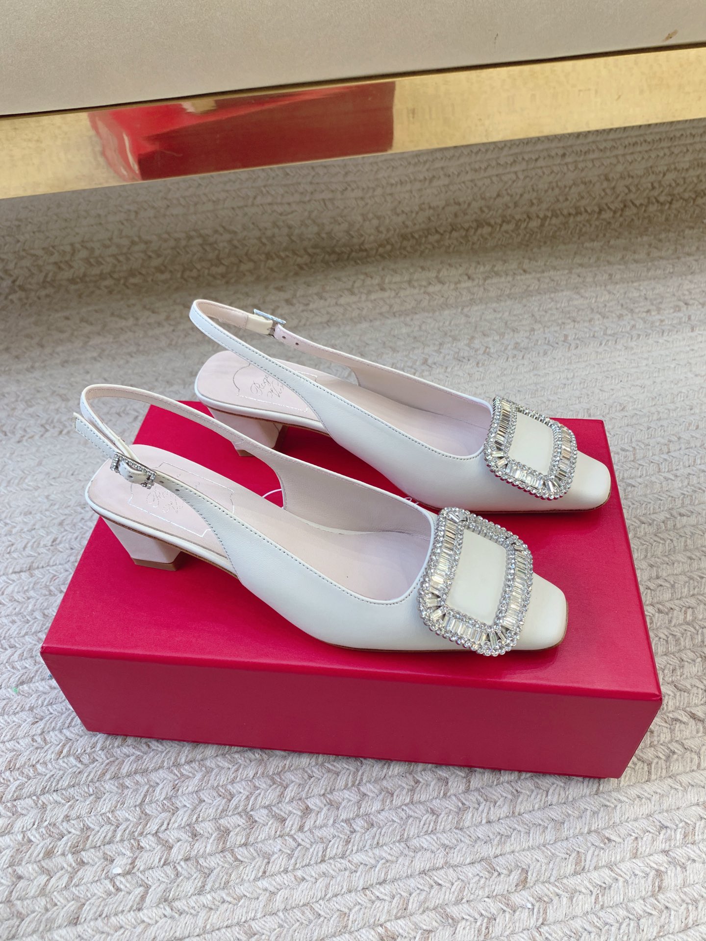 “720 Roger Vivier SS25 New Water Drill Sandals: Top Quality, Imported Materials, Various Sizes”