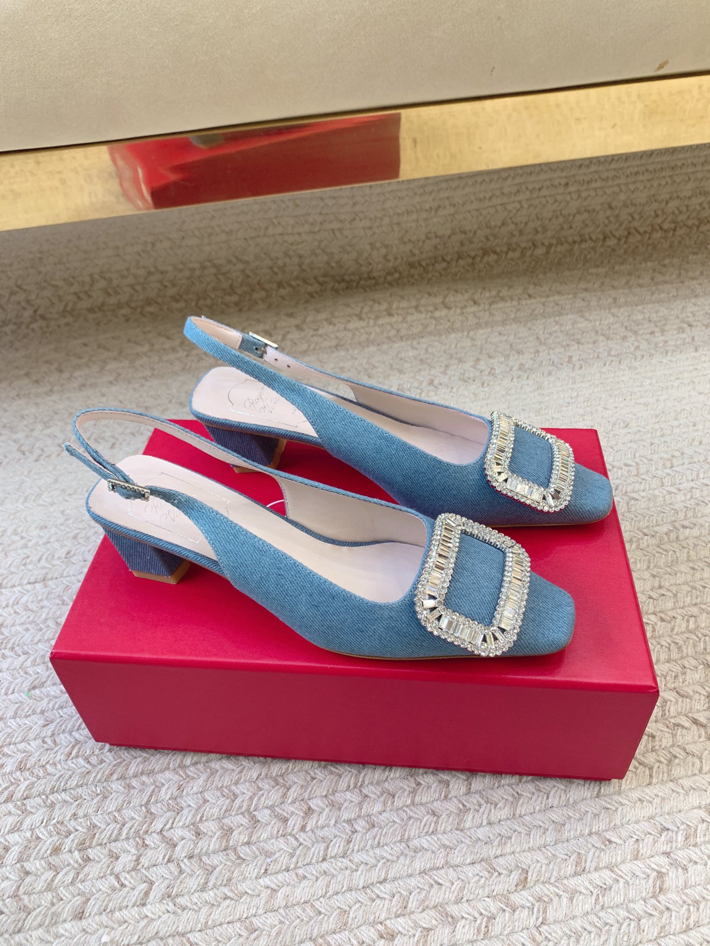 “720 Roger Vivier SS25 New Water Drill Sandals: Premium Quality Materials, Imported Leather, 4.5cm Heel”