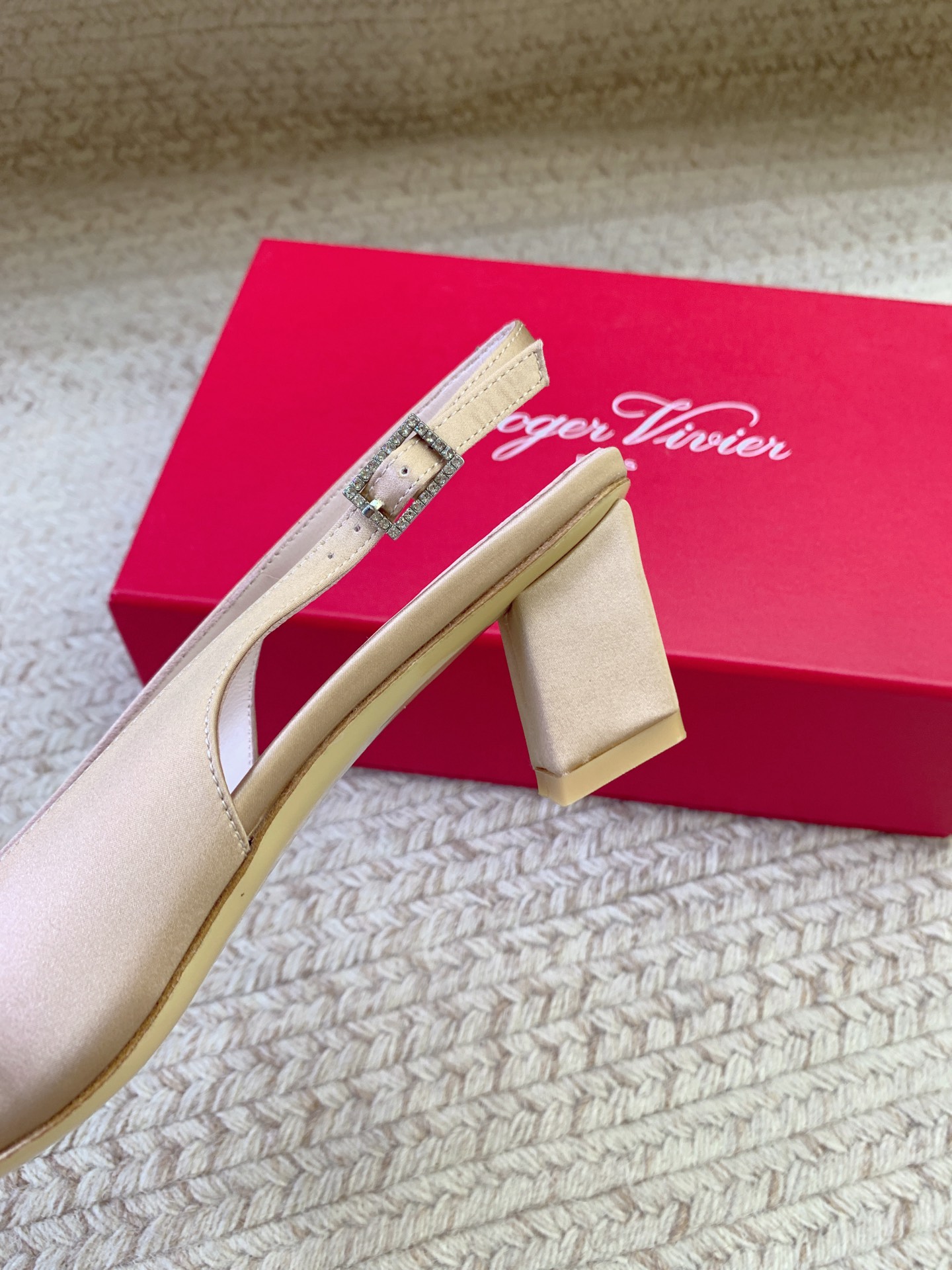 “Roger Vivier SS25 New Water Drill Sandals: Premium Quality Materials, Imported Leather, 4.5cm Heel” - 图片 8