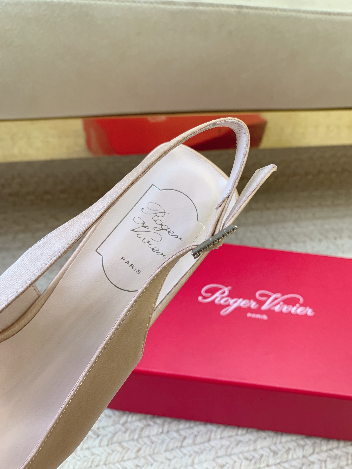 “Roger Vivier SS25 New Water Drill Sandals: Premium Quality Materials, Imported Leather, 4.5cm Heel” - 图片 7