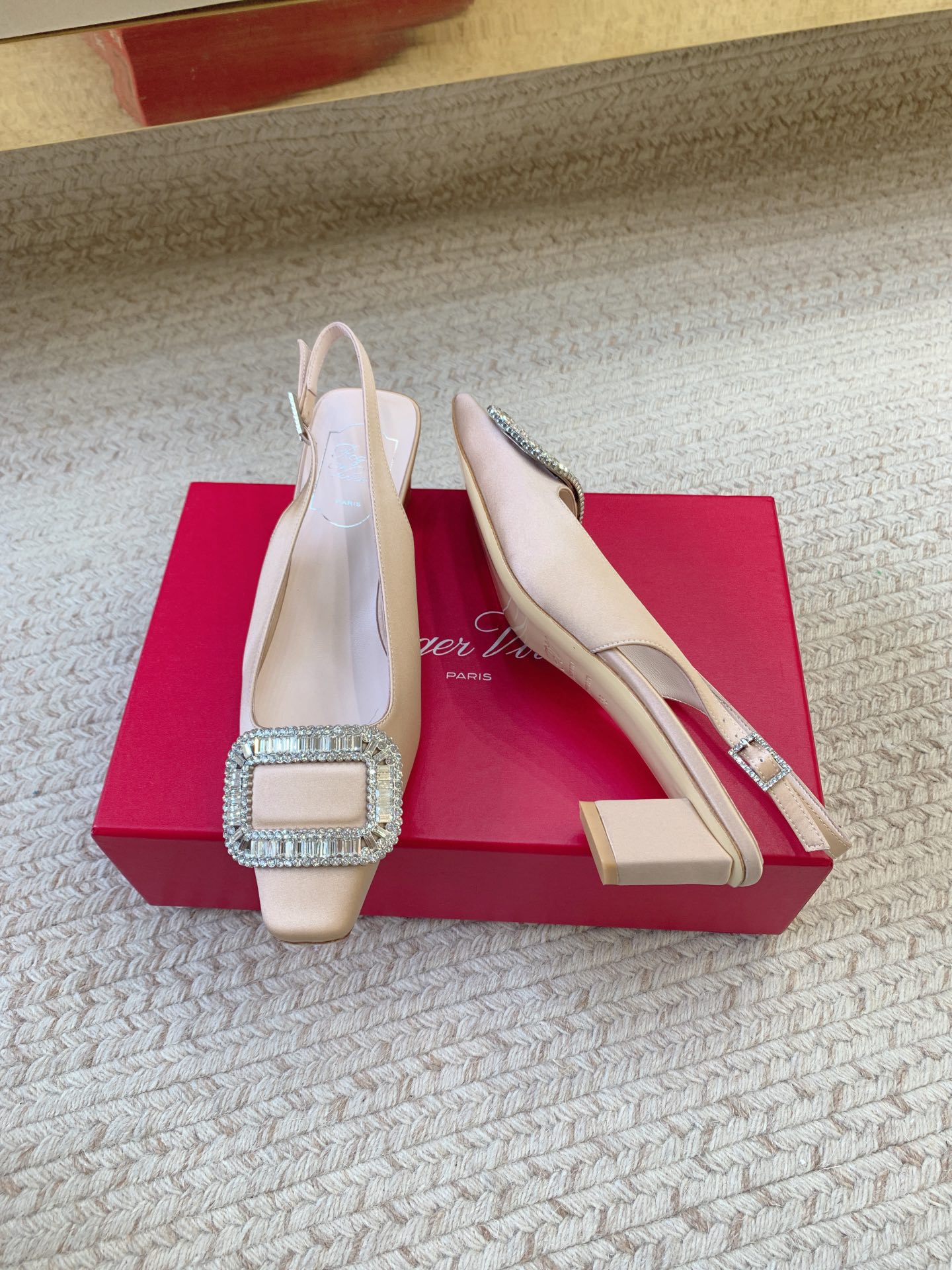 “Roger Vivier SS25 New Water Drill Sandals: Premium Quality Materials, Imported Leather, 4.5cm Heel” - 图片 2