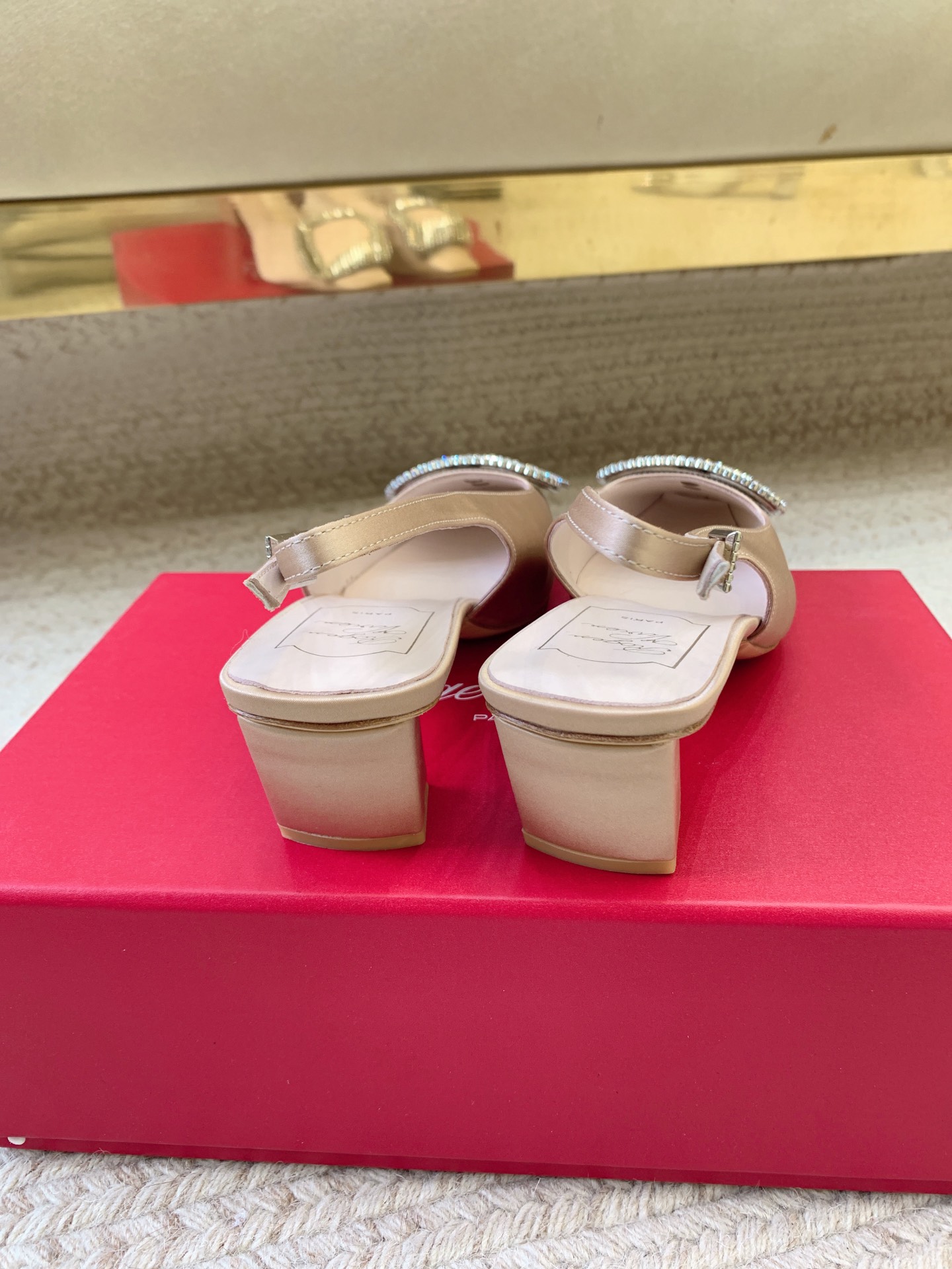 “Roger Vivier SS25 New Water Drill Sandals: Premium Quality Materials, Imported Leather, 4.5cm Heel” - 图片 3