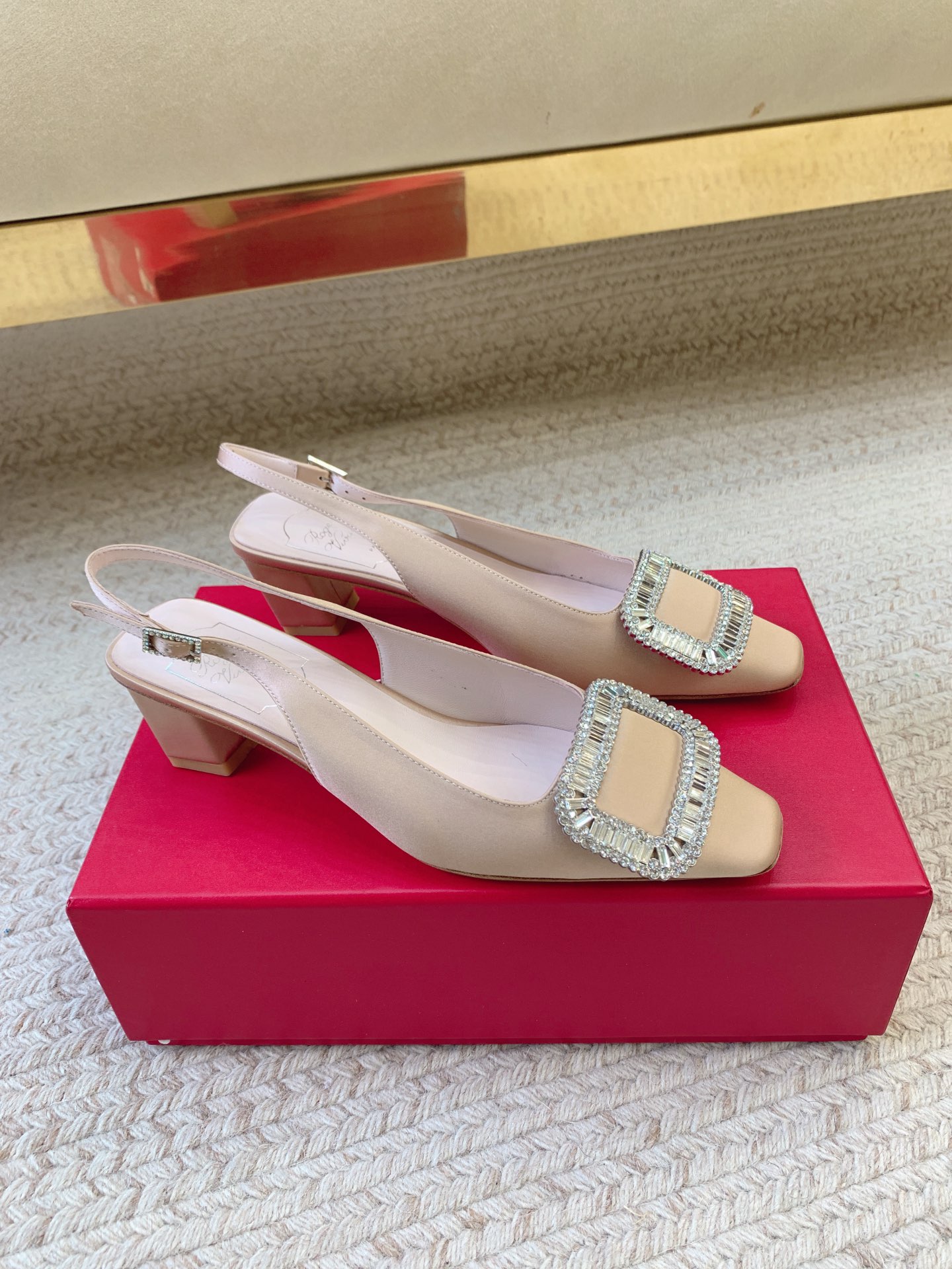“Roger Vivier SS25 New Water Drill Sandals: Premium Quality Materials, Imported Leather, 4.5cm Heel” - 图片 1