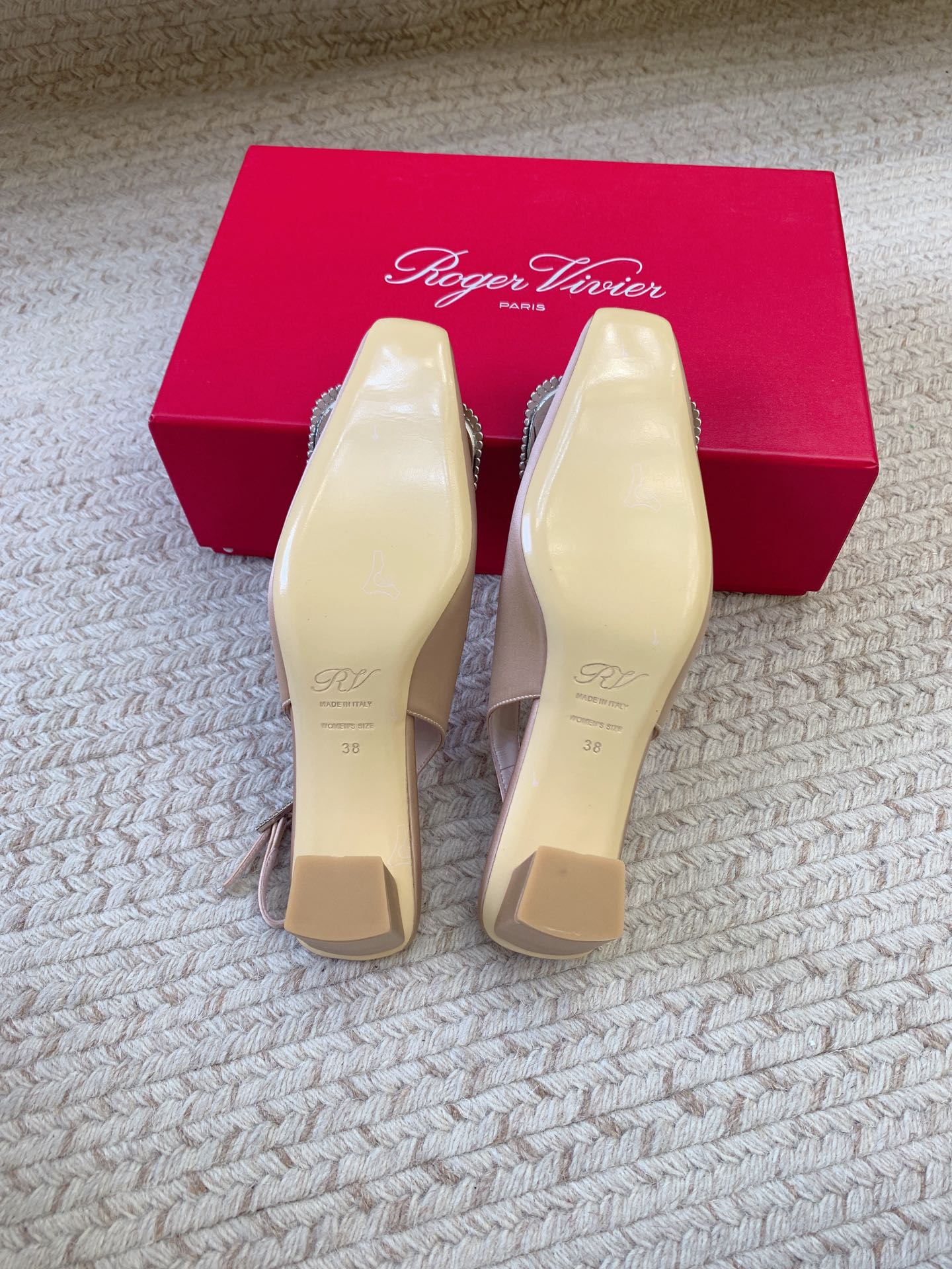 “Roger Vivier SS25 New Water Drill Sandals: Premium Quality Materials, Imported Leather, 4.5cm Heel” - 图片 4