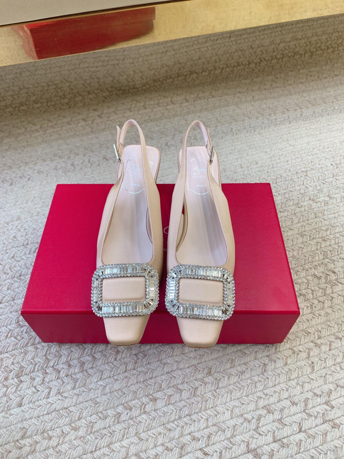 “Roger Vivier SS25 New Water Drill Sandals: Premium Quality Materials, Imported Leather, 4.5cm Heel” - 图片 5