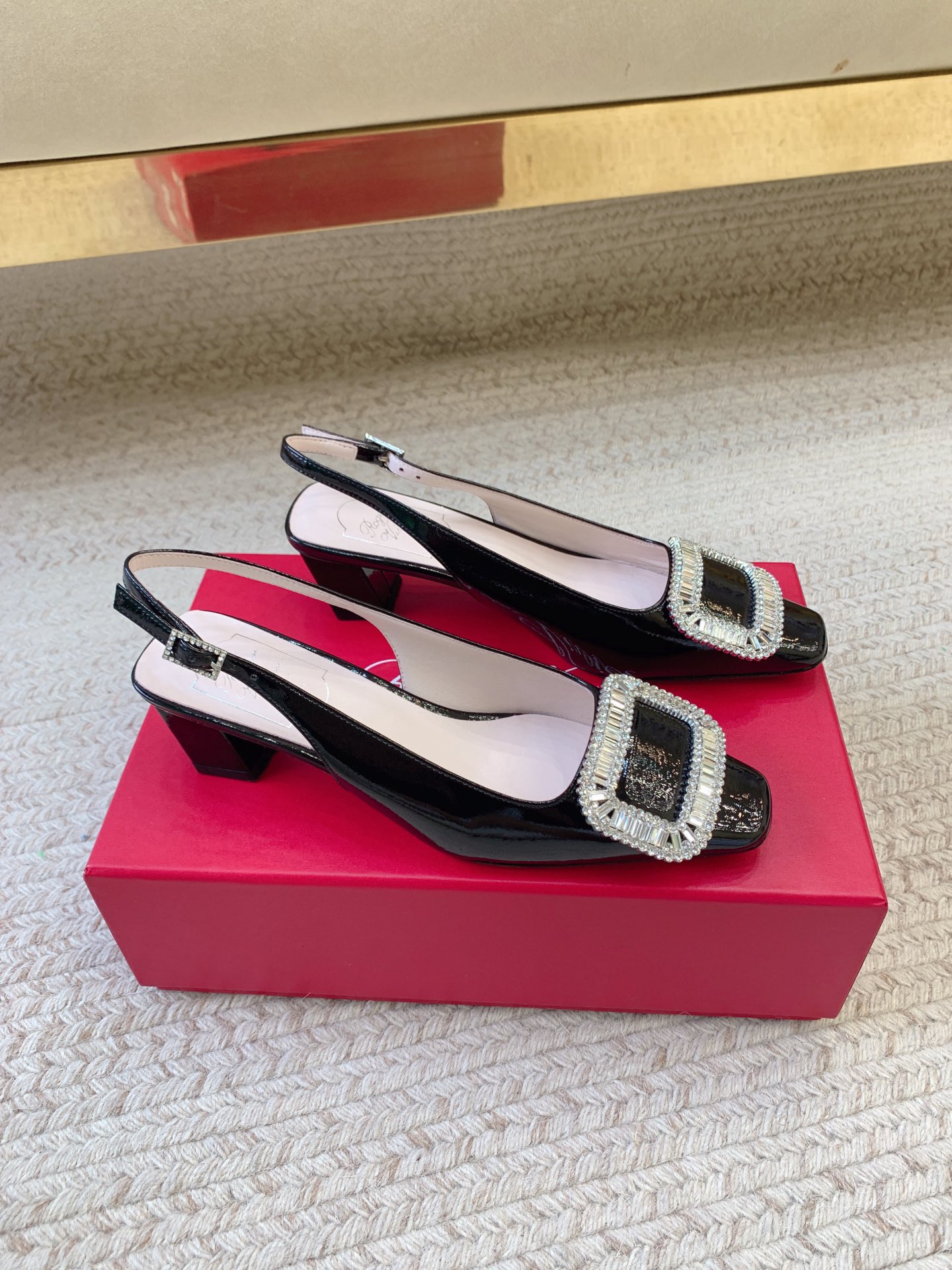 Title: High-Quality 720Roger Vivie SS25 Sandals with Leather Materials Summary: New water drill sandals with top-quality leather materials, 4.5 cm high, available in sizes