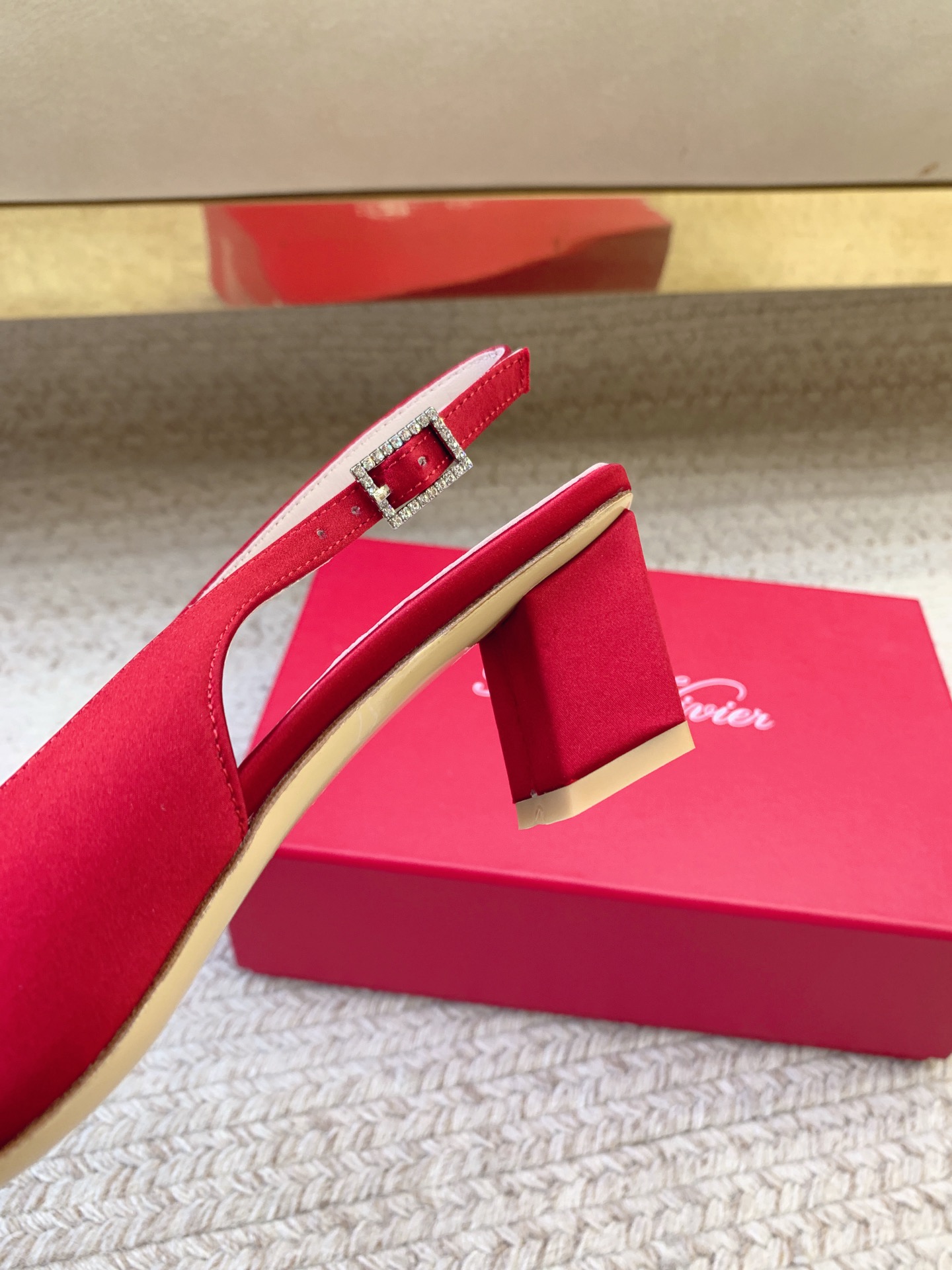 High-Quality 720 Roger Vivier SS25 New Water Drill Sandals with Premium Materials Summary - 图片 8