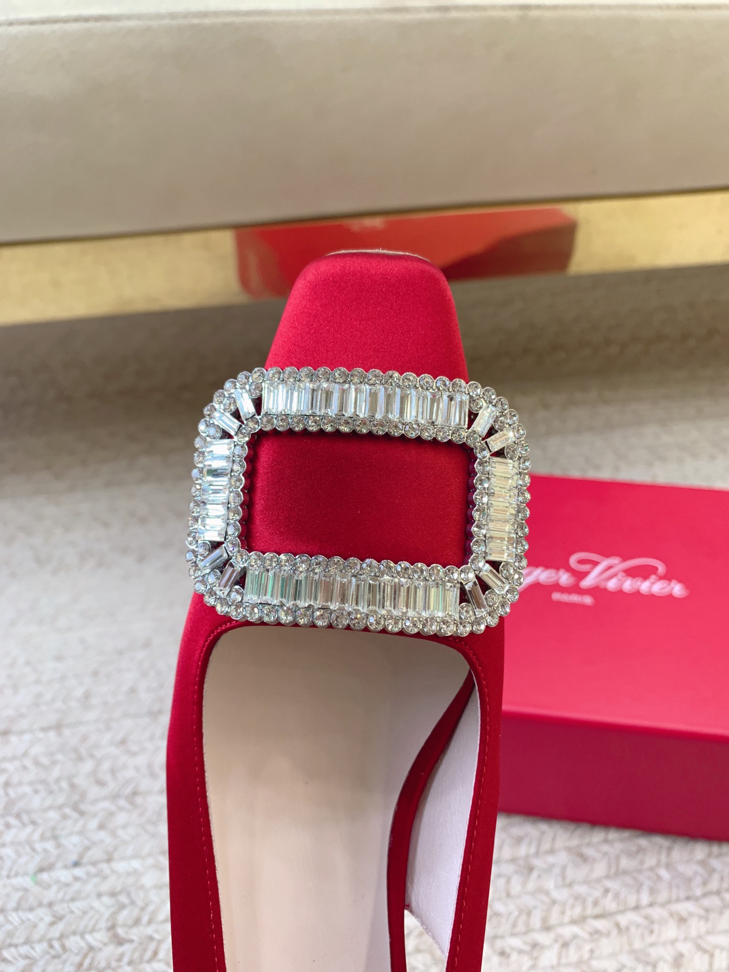 High-Quality 720 Roger Vivier SS25 New Water Drill Sandals with Premium Materials Summary - 图片 6
