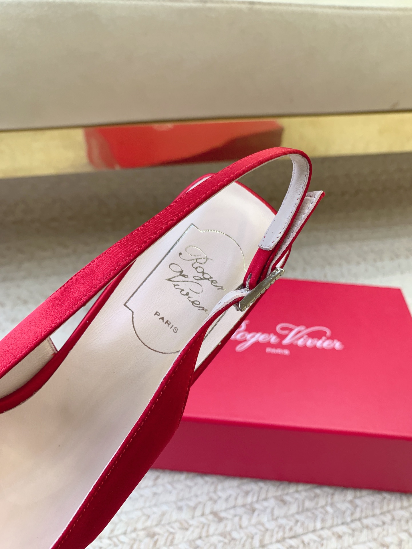 High-Quality 720 Roger Vivier SS25 New Water Drill Sandals with Premium Materials Summary - 图片 7