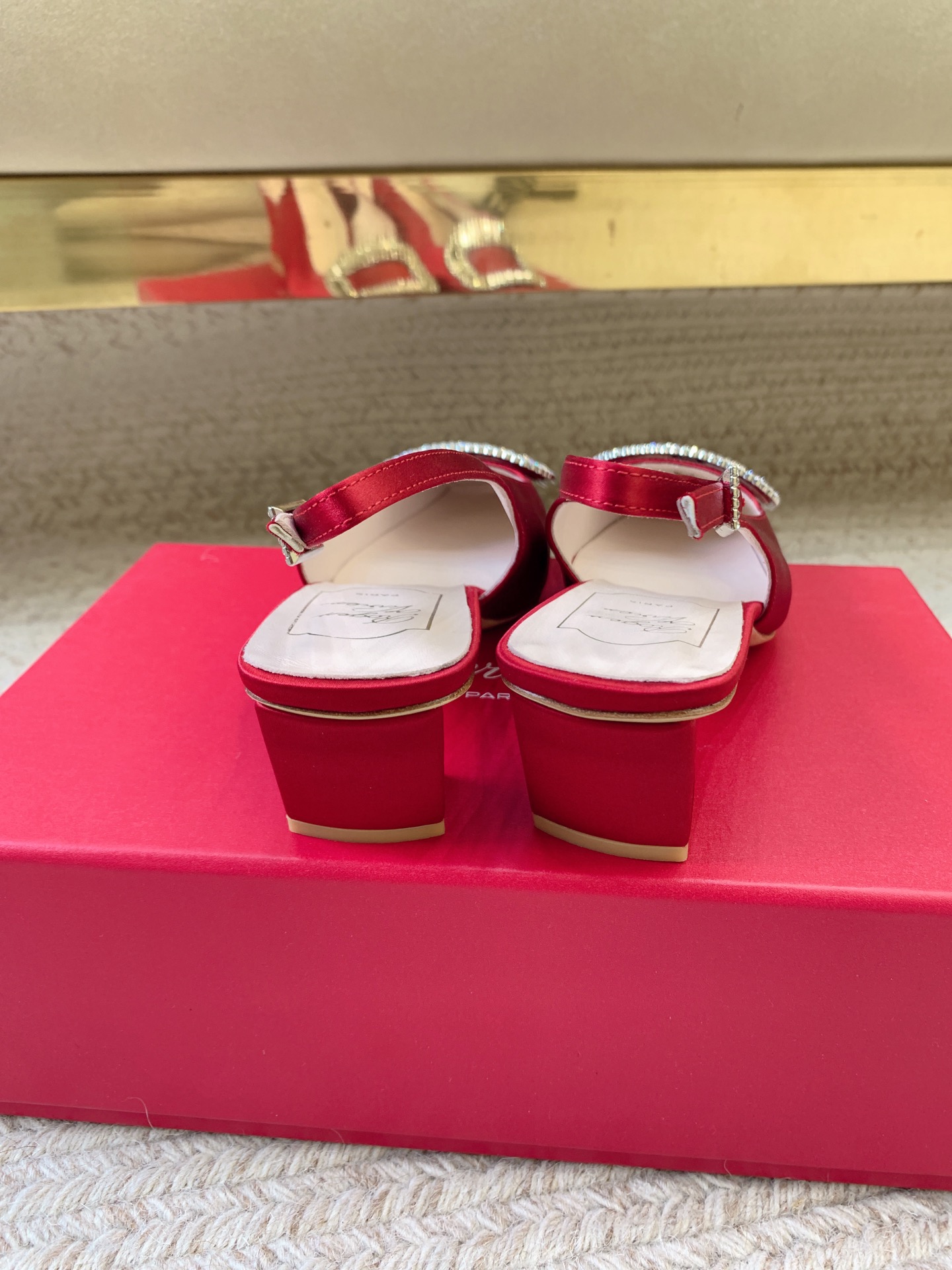 High-Quality 720 Roger Vivier SS25 New Water Drill Sandals with Premium Materials Summary - 图片 3