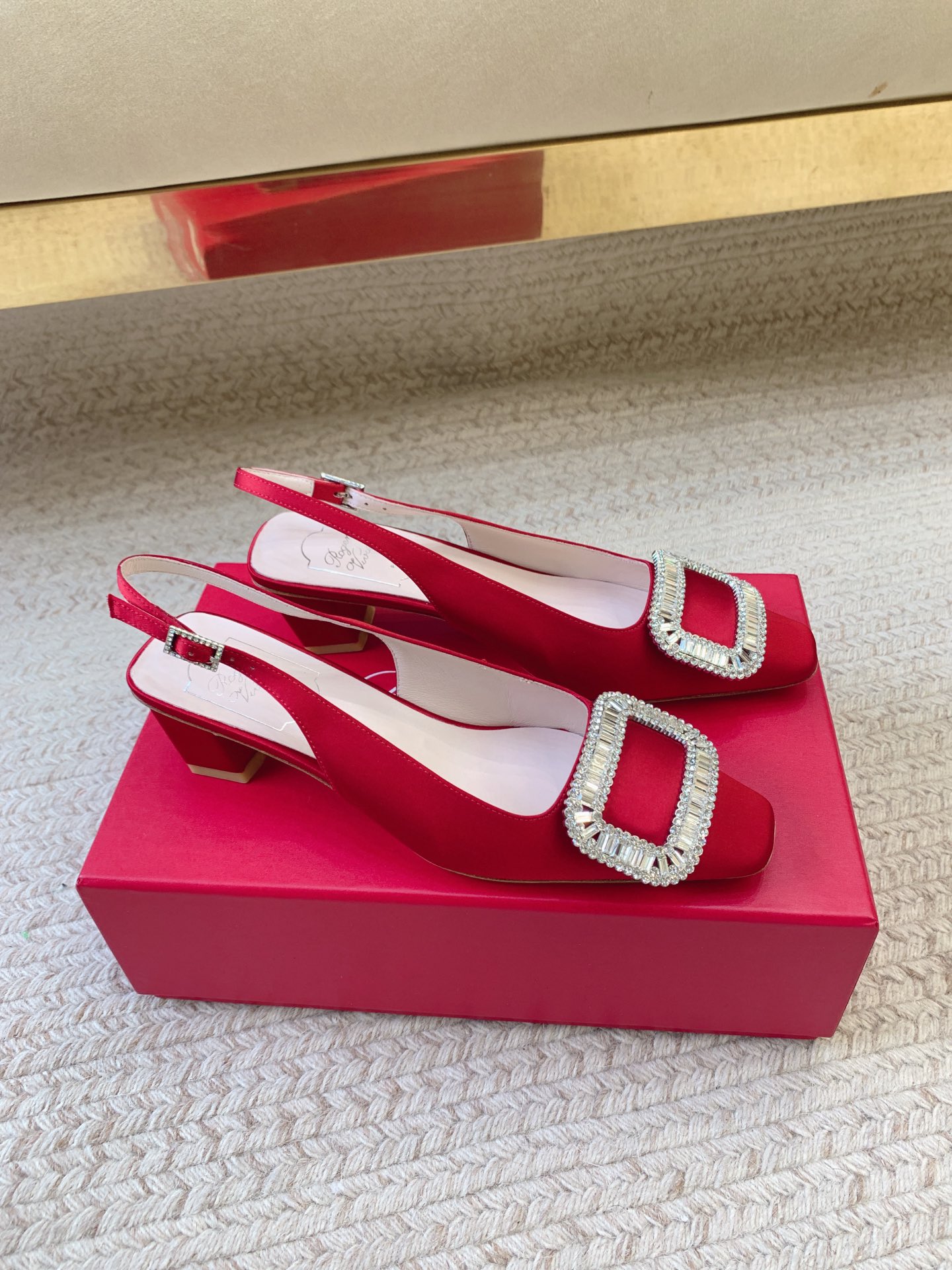 High-Quality 720 Roger Vivier SS25 New Water Drill Sandals with Premium Materials Summary
