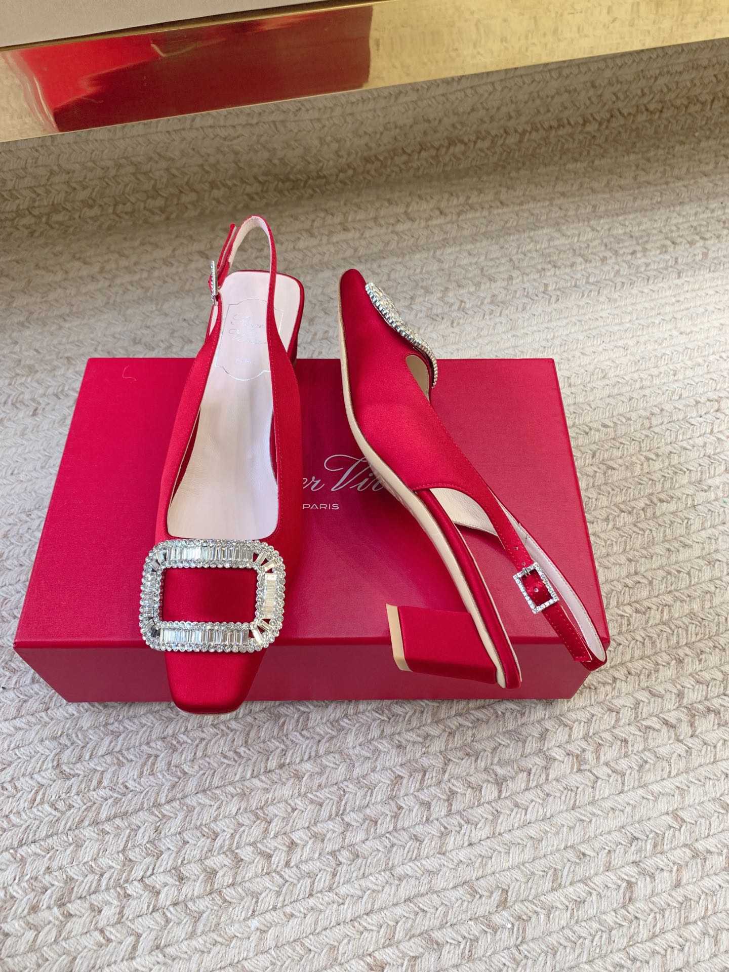 High-Quality 720 Roger Vivier SS25 New Water Drill Sandals with Premium Materials Summary - 图片 2