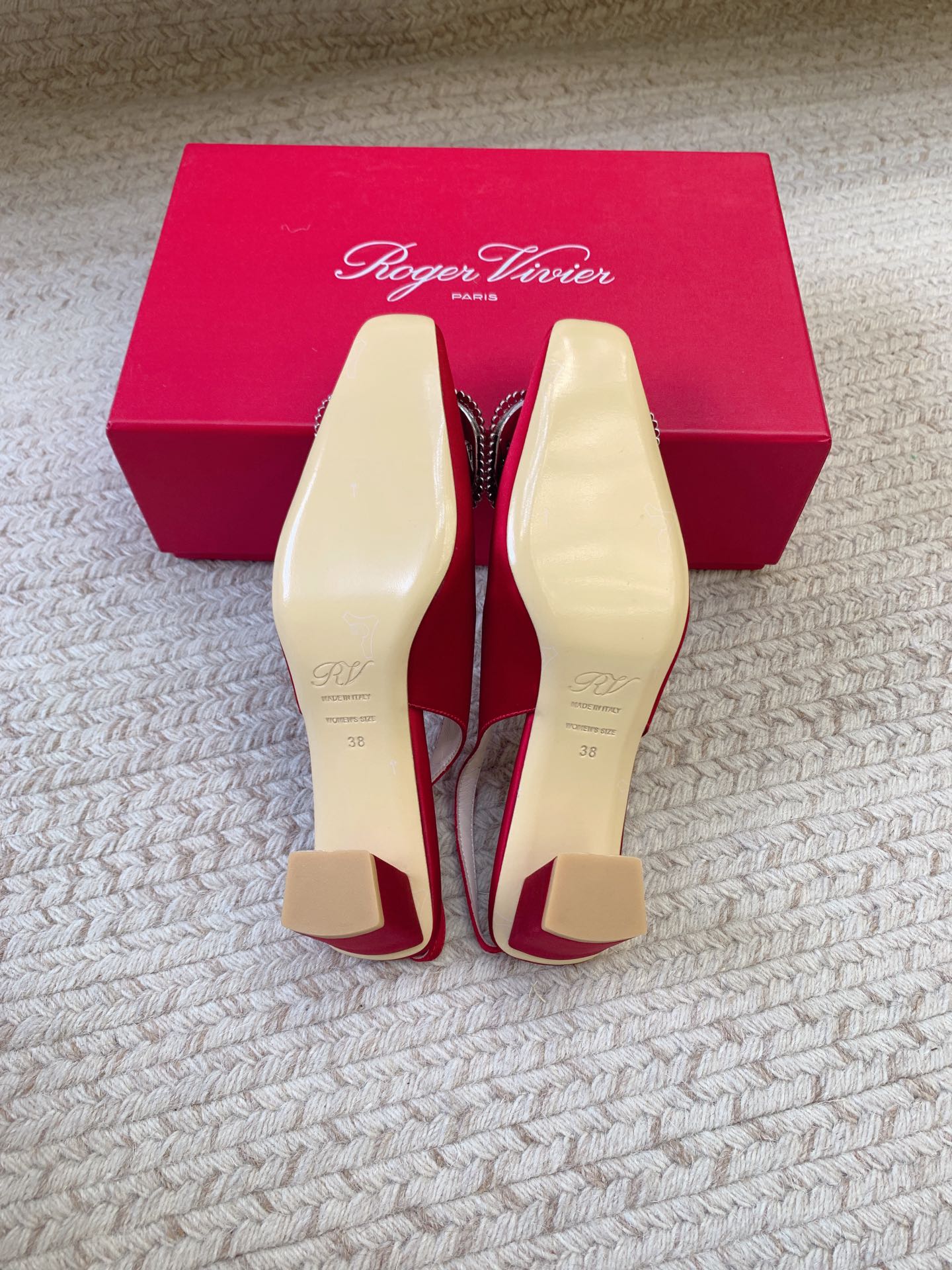 High-Quality 720 Roger Vivier SS25 New Water Drill Sandals with Premium Materials Summary - 图片 4