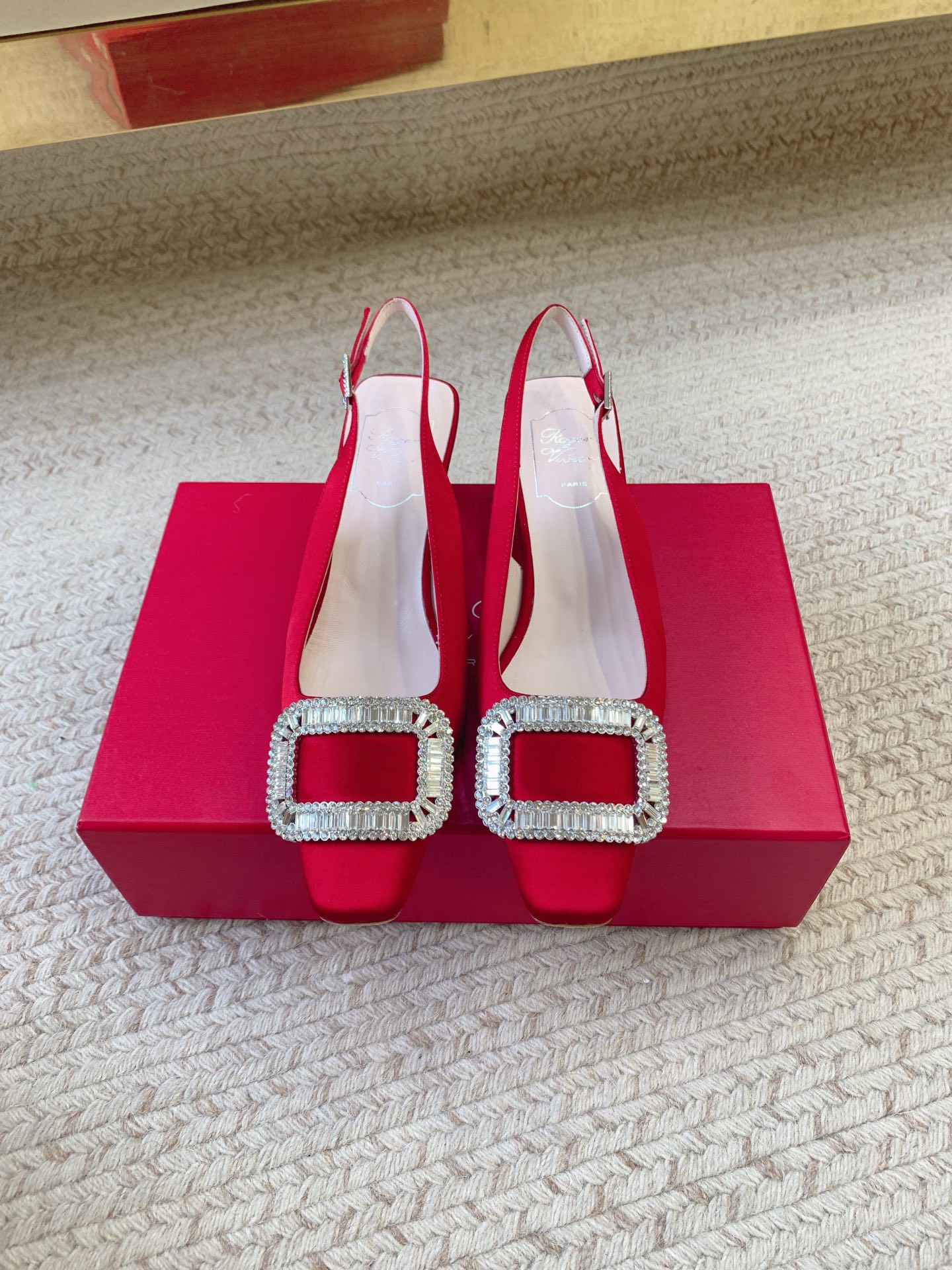 High-Quality 720 Roger Vivier SS25 New Water Drill Sandals with Premium Materials Summary - 图片 5
