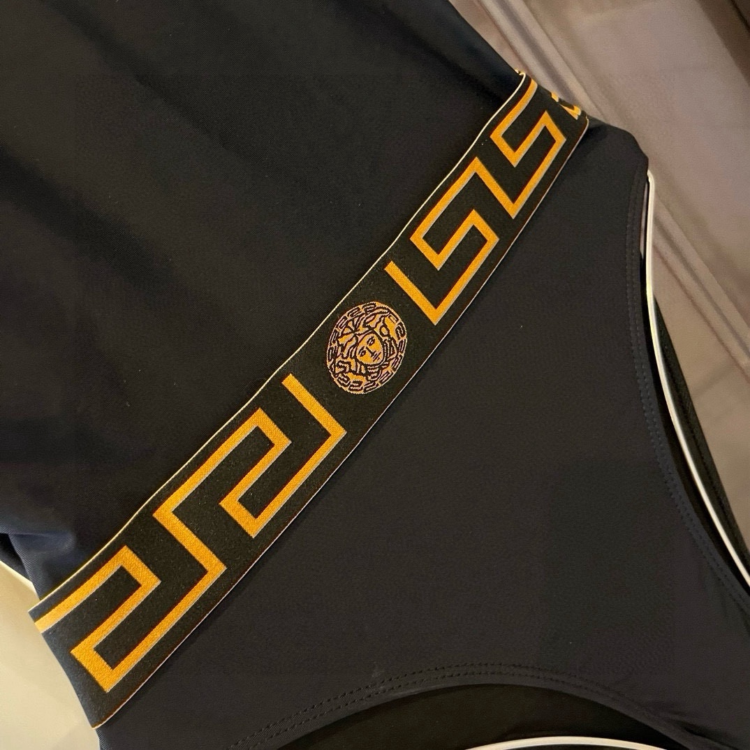 。
巴宝莉 TB字母连体泳衣 同步各大专柜发售，自然而然呈现时尚感！十分减龄，具有年轻活力。 
码数：S