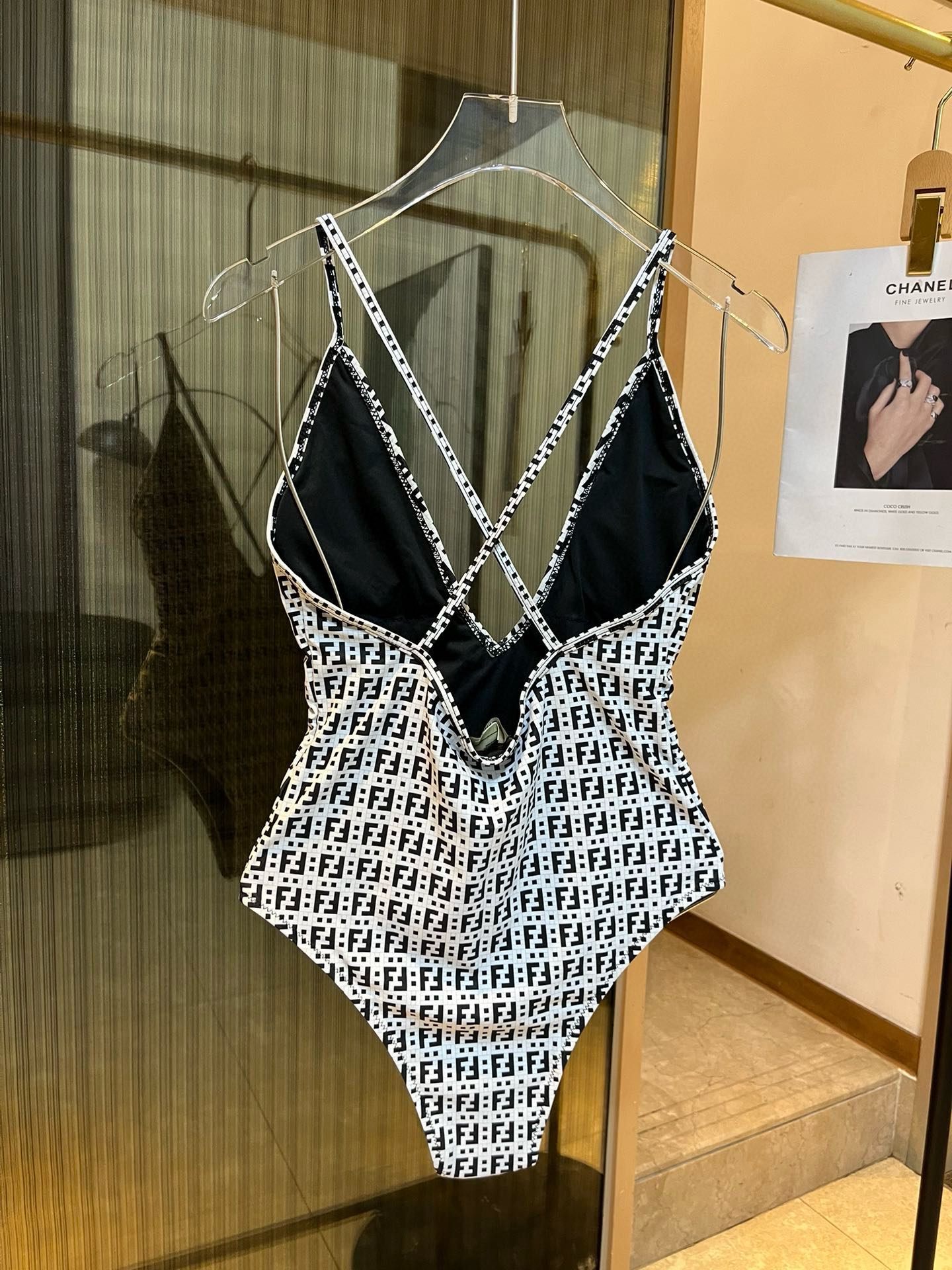 。
 FD芬迪连体泳衣  😍🥰适合多种场景的游泳衣🏊‍♀️海边 游泳池 温泉 水上乐园 漂流都可以😌内搭