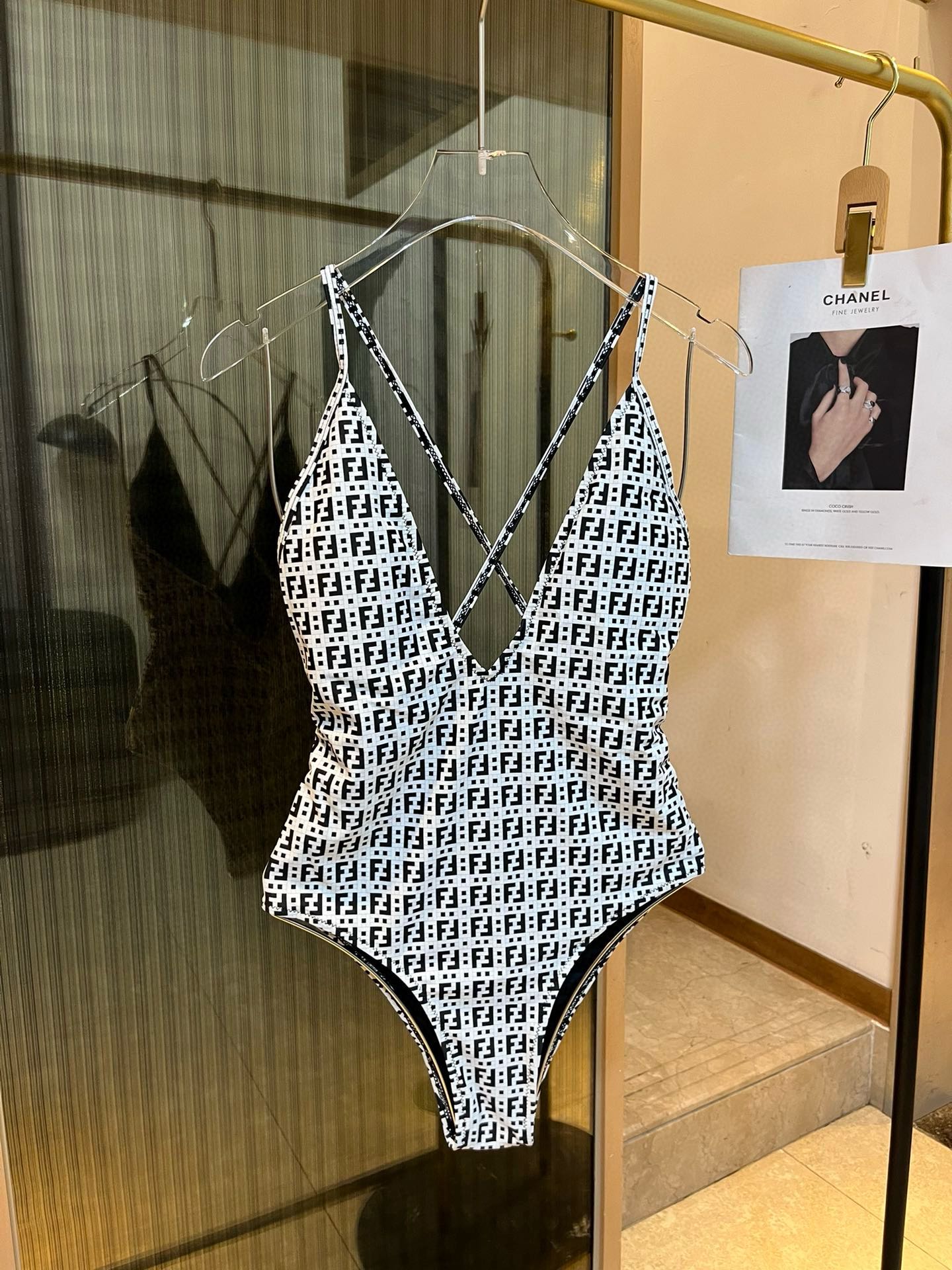 。
 FD芬迪连体泳衣  😍🥰适合多种场景的游泳衣🏊‍♀️海边 游泳池 温泉 水上乐园 漂流都可以😌内搭