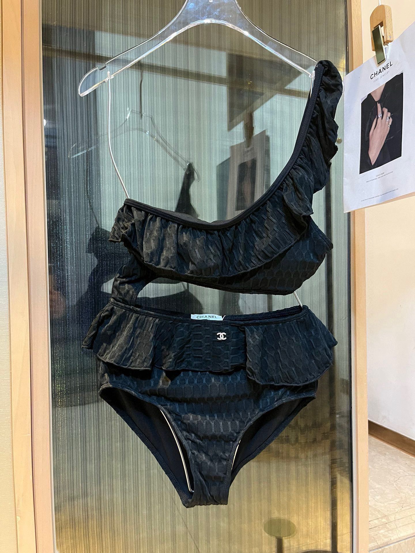 🆕

Chanel香奈儿荷叶边不规则连体泳衣比基尼👙，小心机又大方，黑 白两色，SM L