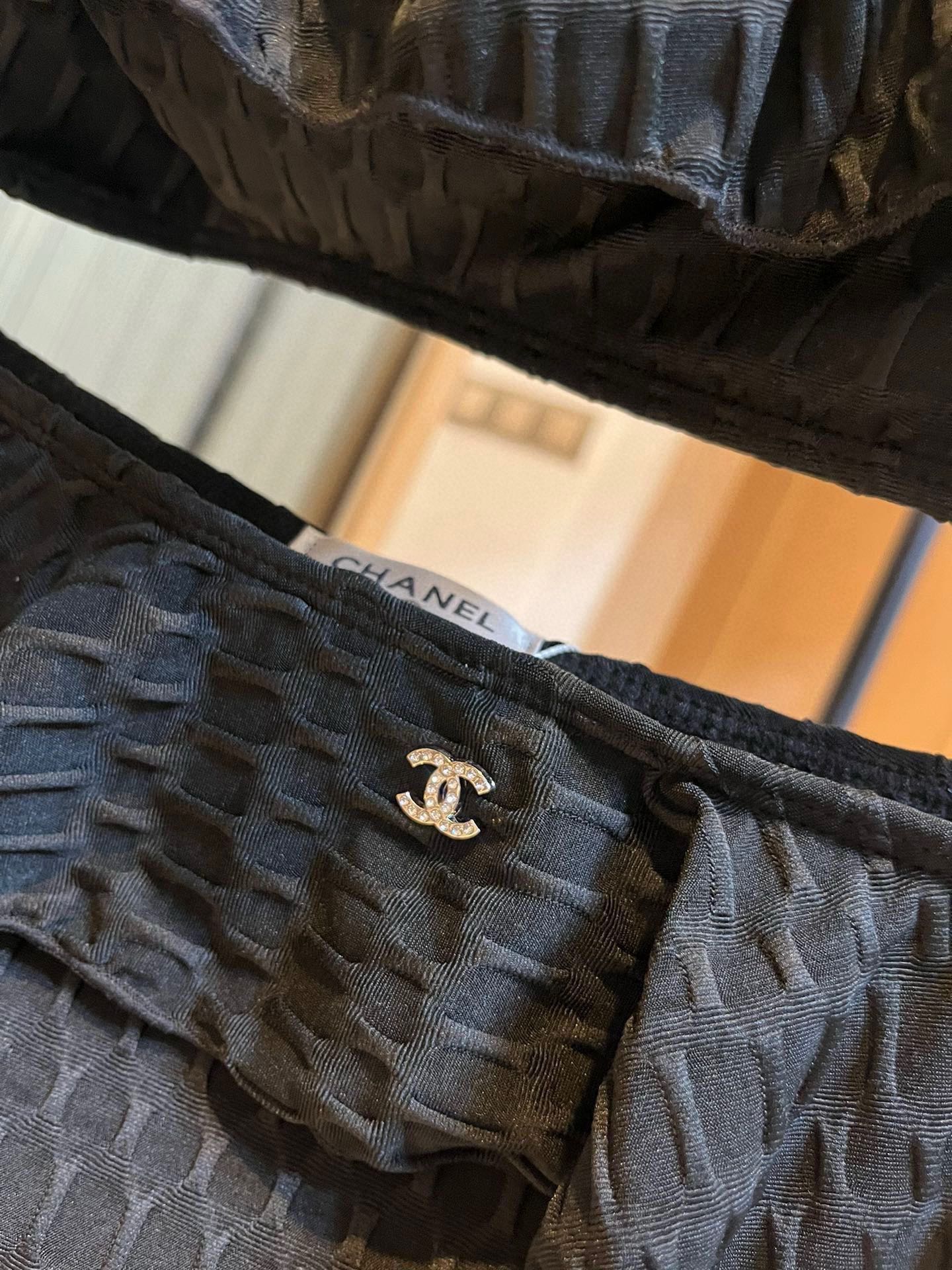🆕

Chanel香奈儿荷叶边不规则连体泳衣比基尼👙，小心机又大方，黑 白两色，SM L