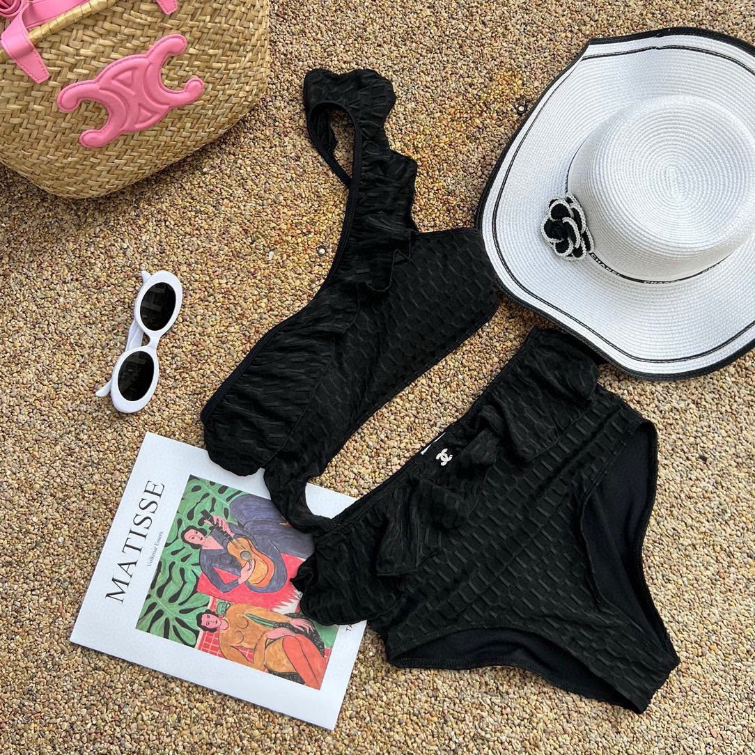 🆕

Chanel香奈儿荷叶边不规则连体泳衣比基尼👙，小心机又大方，黑 白两色，SM L