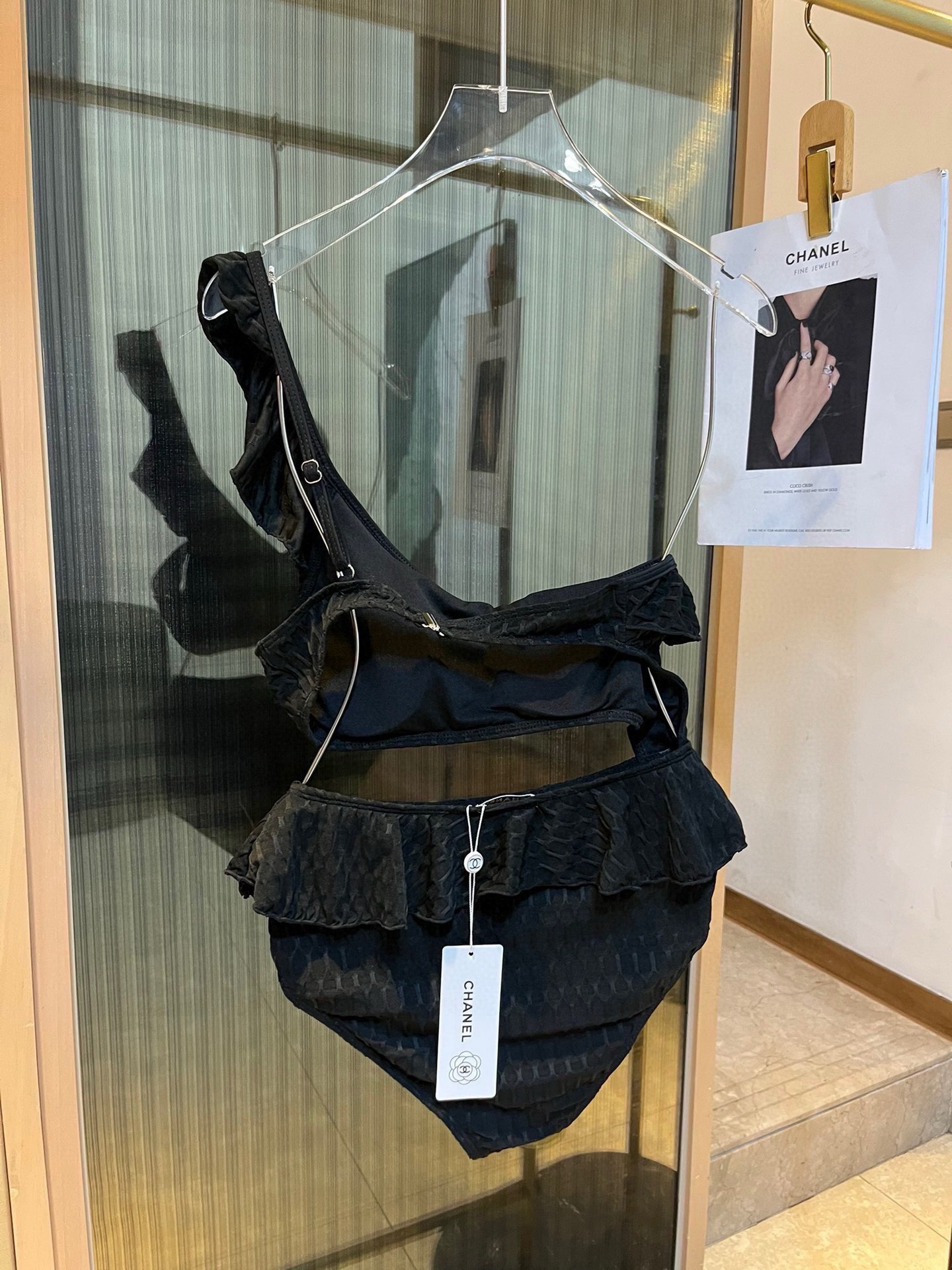 🆕

Chanel香奈儿荷叶边不规则连体泳衣比基尼👙，小心机又大方，黑 白两色，SM L