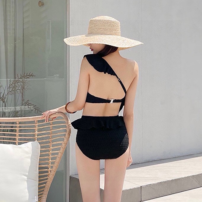 🆕

Chanel香奈儿荷叶边不规则连体泳衣比基尼👙，小心机又大方，黑 白两色，SM L
