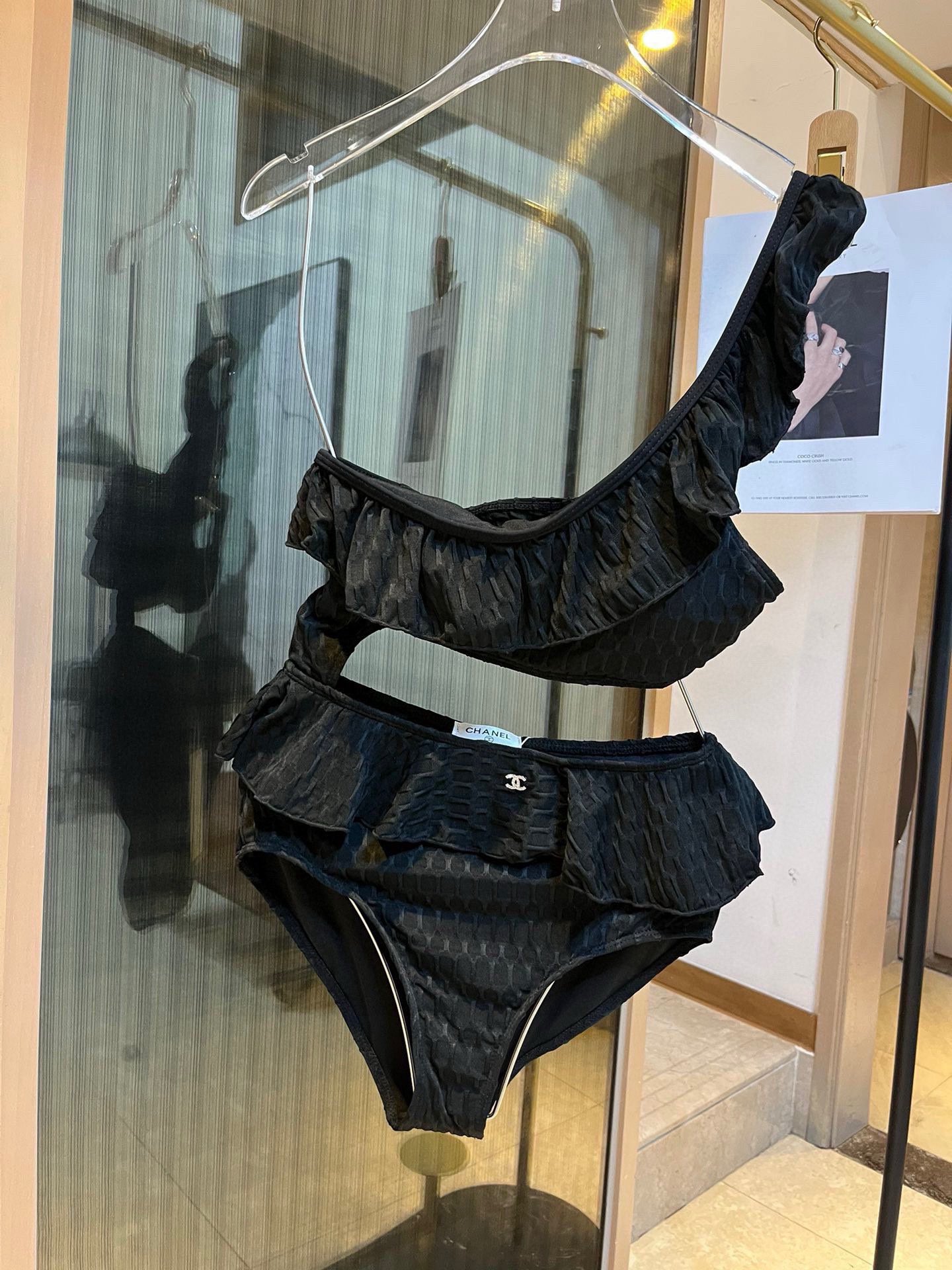 🆕

Chanel香奈儿荷叶边不规则连体泳衣比基尼👙，小心机又大方，黑 白两色，SM L