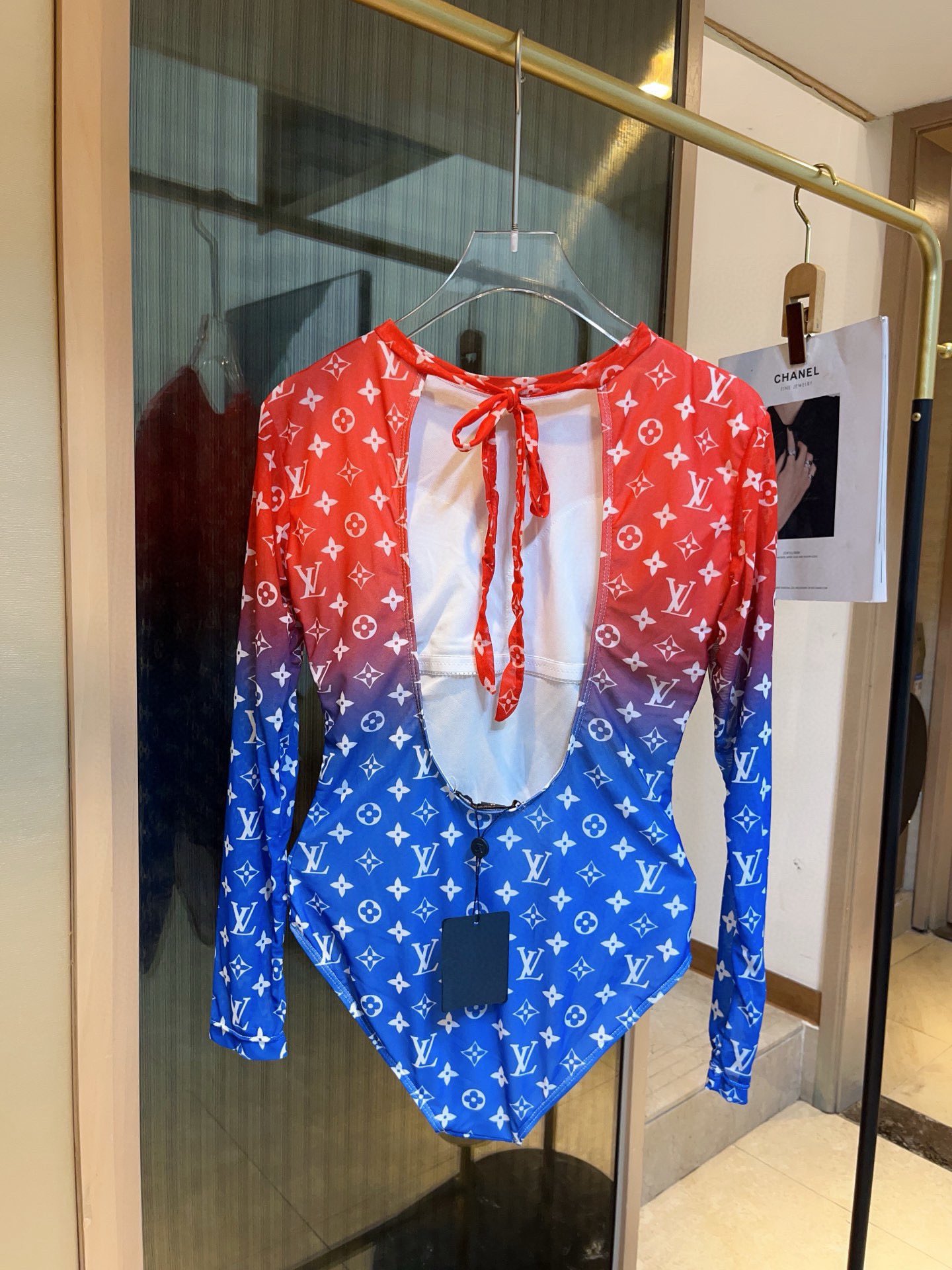 🆕

LV路易威登春秋新款泳衣比基尼、小心机设计 凸显S型水蛇腰，出游必备单品，S M L XL