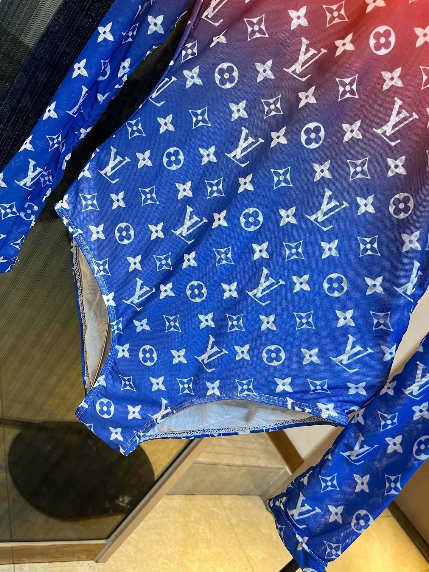 🆕

LV路易威登春秋新款泳衣比基尼、小心机设计 凸显S型水蛇腰，出游必备单品，S M L XL