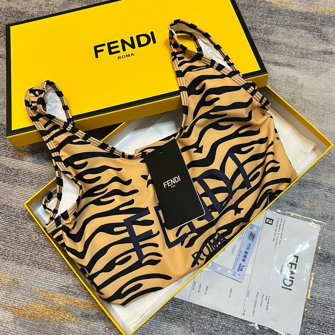 。
FD芬迪连体泳衣👙❤️😍🥰适合多种场景的游泳衣🏊‍♀️海边 游泳池 温泉 水上乐园 漂流都可以😌内搭