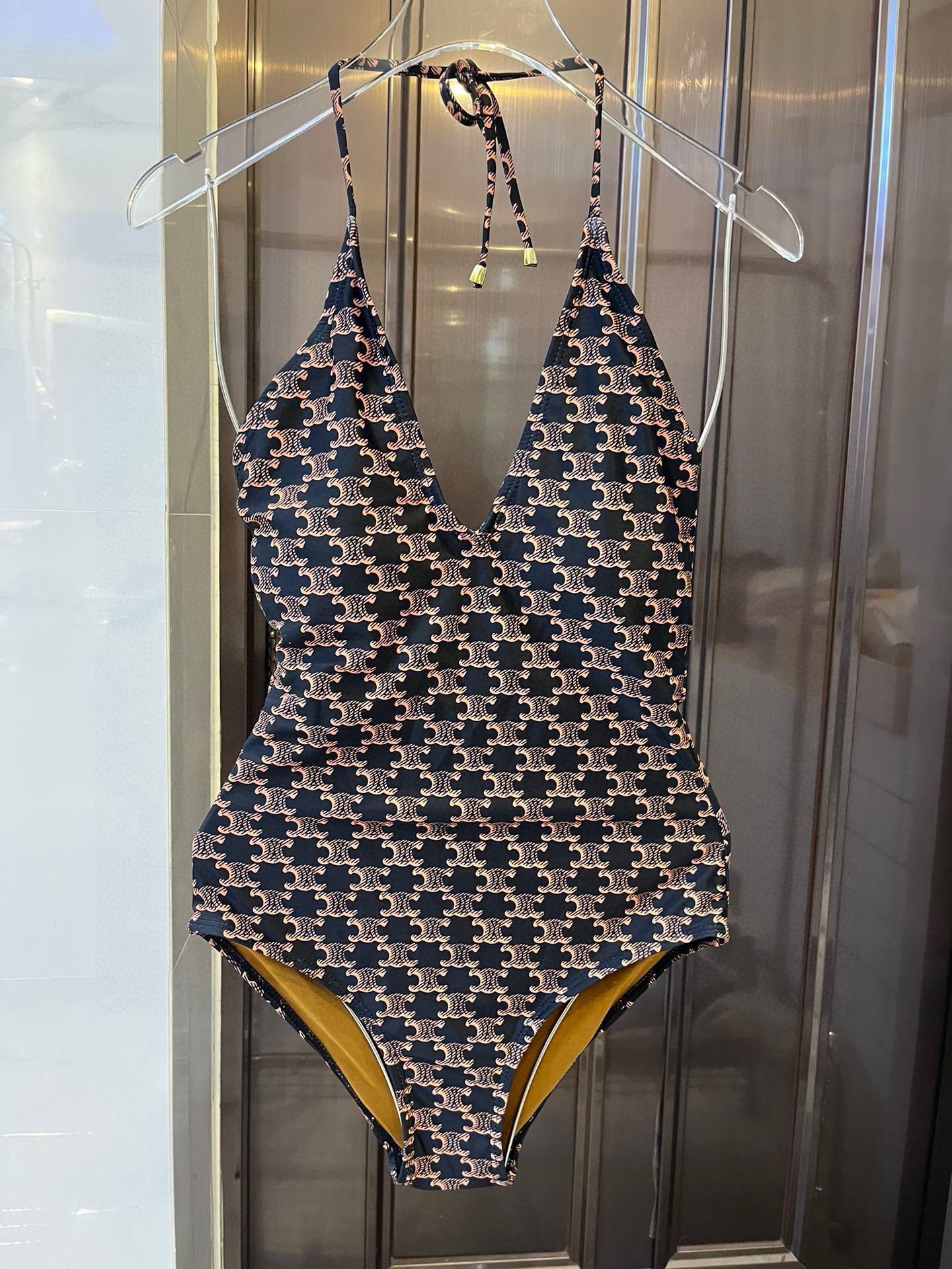 🆕
Celine赛琳新款连体泳衣😍🥰适合多种场景的游泳衣🏊‍♀️海边 游泳池 温泉 水上乐园 漂流都可以