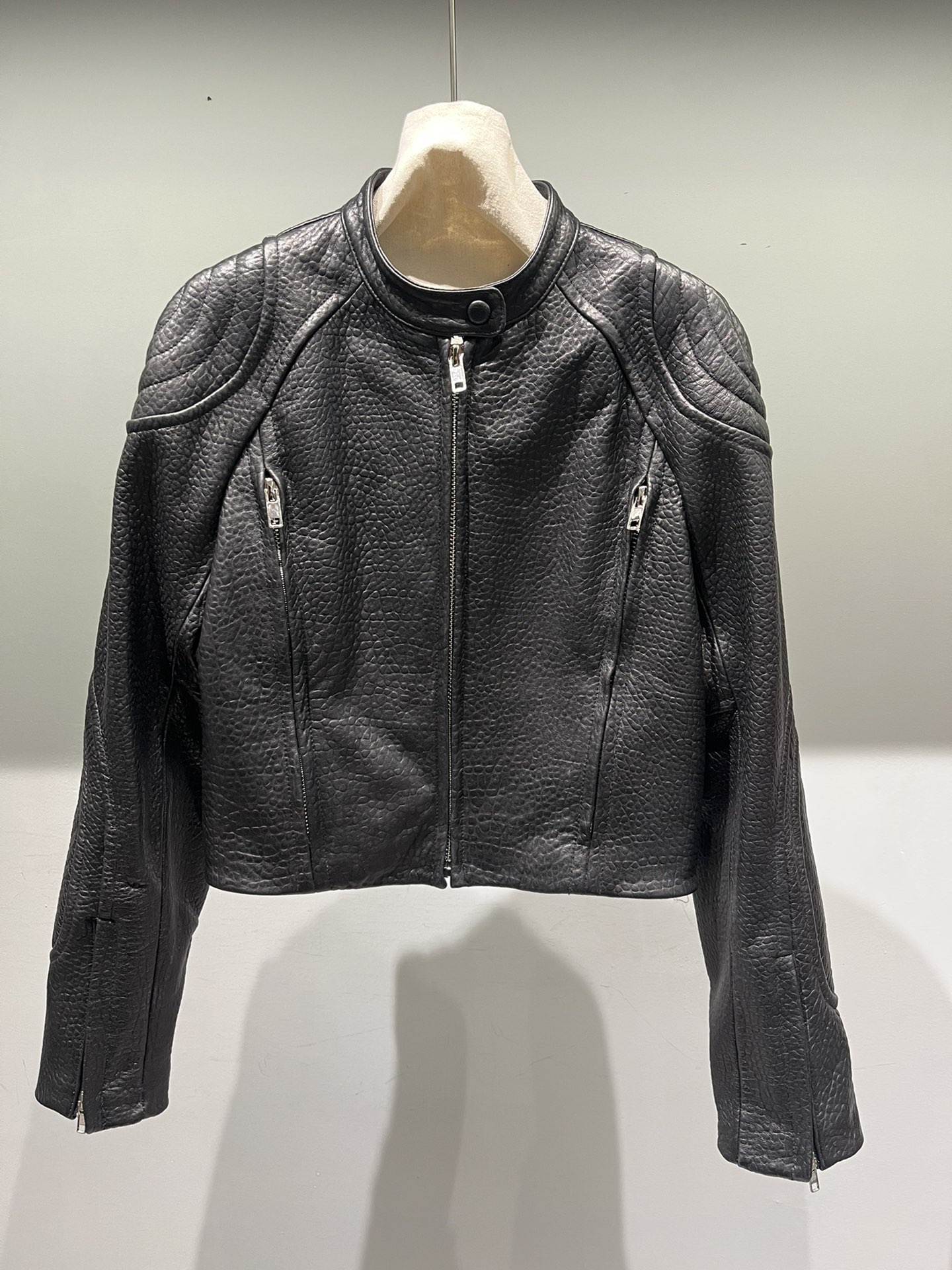 NO:871831,, Alexander Wang Sheep foam leather motorcycle jacket has a short slim design and a super cool upper body!  ,women's clothing,alexander wang,jackets & coats,19860909,亚历山大王羊泡皮机车夹克短款修身设计,上身超酷！,女装,alexander wang,jackets & coats,,Women's clothing