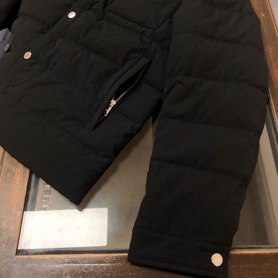 PRA*DA 普拉达 25ss最新款 极简基础口袋三角铁标羽绒服外套 男女同款~冬装新品,高端定制!轻熟