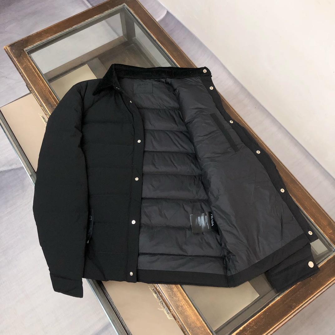 PRA*DA 普拉达 25ss最新款 极简基础口袋三角铁标羽绒服外套 男女同款~冬装新品,高端定制!轻熟