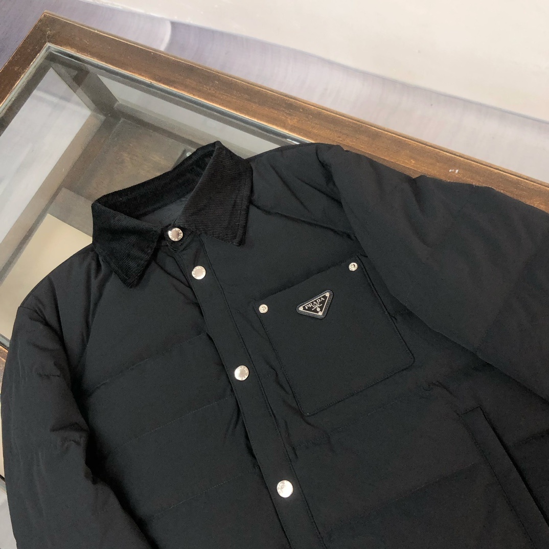 PRA*DA 普拉达 25ss最新款 极简基础口袋三角铁标羽绒服外套 男女同款~冬装新品,高端定制!轻熟