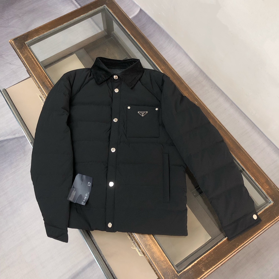 PRA*DA 普拉达 25ss最新款 极简基础口袋三角铁标羽绒服外套 男女同款~冬装新品,高端定制!轻熟