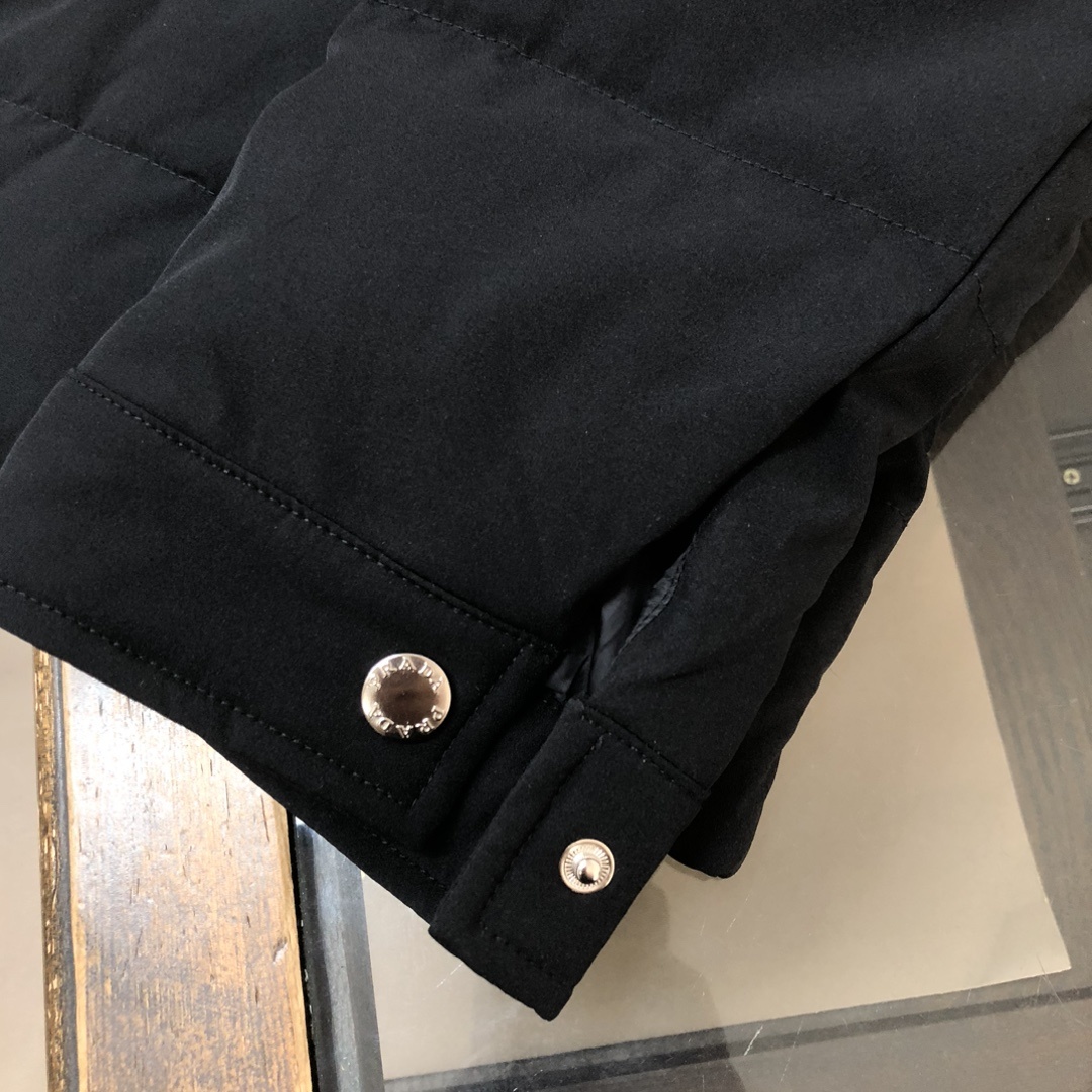 PRA*DA 普拉达 25ss最新款 极简基础口袋三角铁标羽绒服外套 男女同款~冬装新品,高端定制!轻熟