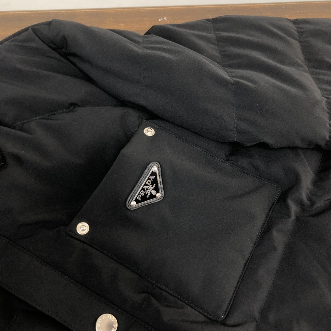 PRA*DA 普拉达 25ss最新款 极简基础口袋三角铁标羽绒服外套 男女同款~冬装新品,高端定制!轻熟