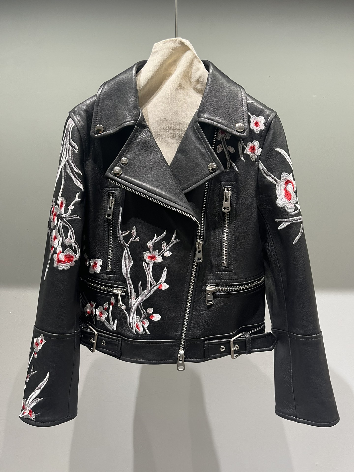 NO:721844,,McQueen sheepskin embroidered motorcycle jacket, slim motorcycle fit, women's clothing, alexander mcqueen, jackets & coats, sheepskin,19860909,麦昆羊皮刺绣机车夹克,修身机车版型,女装,alexander mcqueen,jackets & coats,sheepskin,,Women's clothing