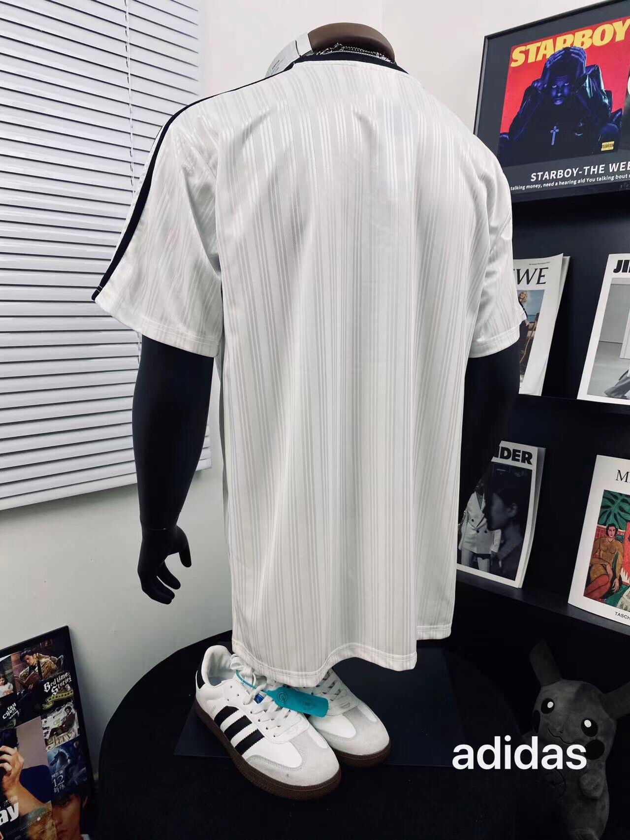 💰80
adidas阿迪达斯三叶草条纹短袖男女同款搭配情侣更赞哦🌻
高级穿搭 高品质官网发售款🏅️｜超级推荐👩‍❤️‍💋‍👨｜超人气单品 ins小红书热门爆款 超级立体 版型延‮品续‬牌的历史 基‮百础‬搭 全品‮包相‬装 上身即是潮流 OS宽松款 出街必备神器 本次品牌呈现了主题风格 艺术与街头的融合穿着舒适 做工精细 帅气十足！潮流百搭 人气爆款！上身炒鸡A男女都可以轻松上身 种草种草🌿
Color：白色 黑色
Size  ：M L XL XXL
         衣长        胸围       肩宽
M       74          110          47
L        76          116          49
XL      78          118          51
XXL   80          120          53
（手工测量存在1~2cm误差）