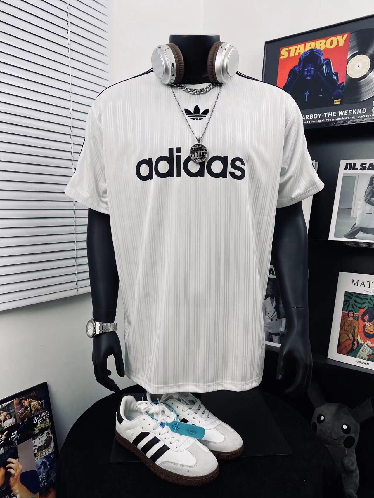 💰80
adidas阿迪达斯三叶草条纹短袖男女同款搭配情侣更赞哦🌻
高级穿搭 高品质官网发售款🏅️｜超级推荐👩‍❤️‍💋‍👨｜超人气单品 ins小红书热门爆款 超级立体 版型延‮品续‬牌的历史 基‮百础‬搭 全品‮包相‬装 上身即是潮流 OS宽松款 出街必备神器 本次品牌呈现了主题风格 艺术与街头的融合穿着舒适 做工精细 帅气十足！潮流百搭 人气爆款！上身炒鸡A男女都可以轻松上身 种草种草🌿
Color：白色 黑色
Size  ：M L XL XXL
         衣长        胸围       肩宽
M       74          110          47
L        76          116          49
XL      78          118          51
XXL   80          120          53
（手工测量存在1~2cm误差）