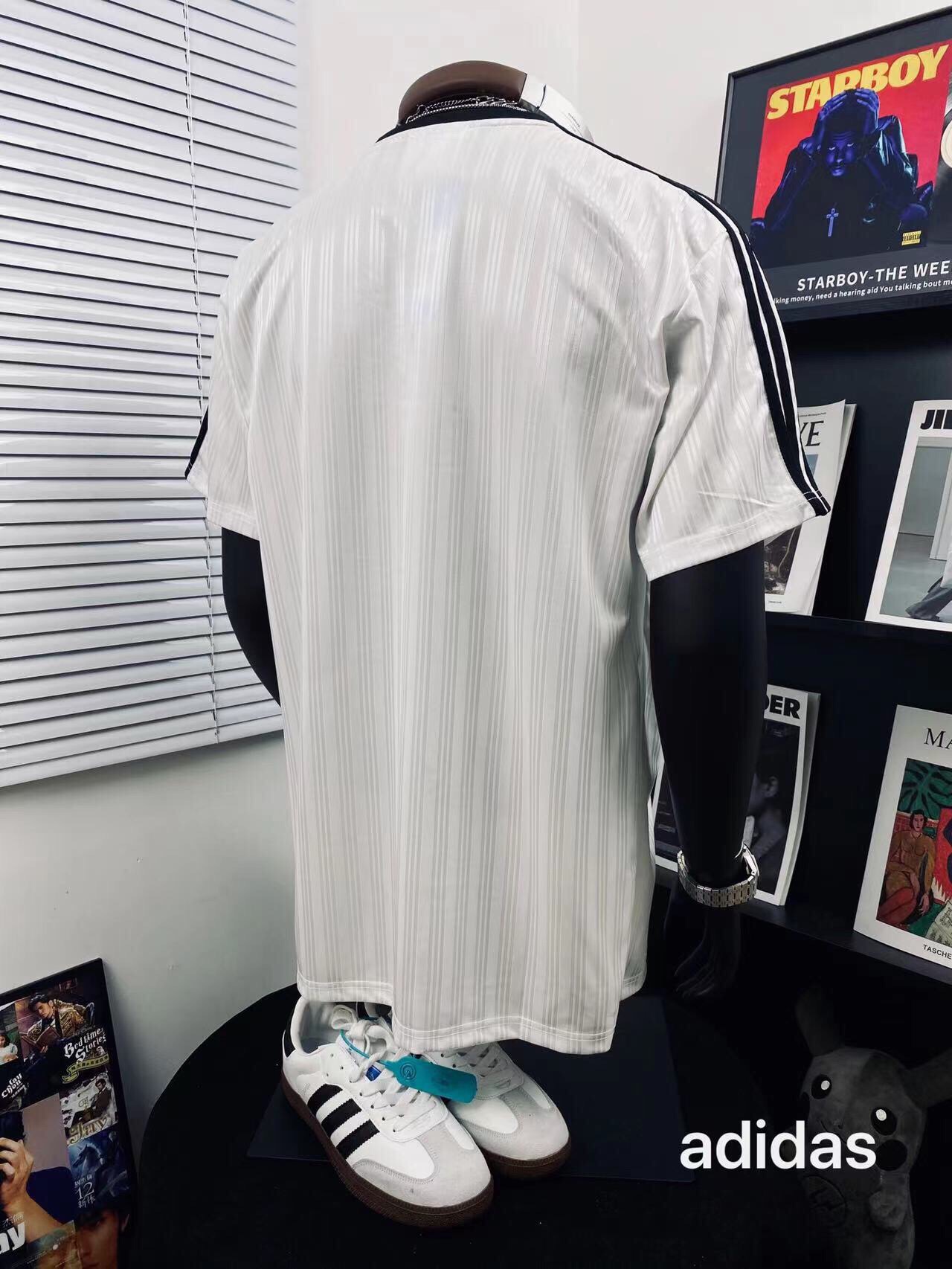 💰80
adidas阿迪达斯三叶草条纹短袖男女同款搭配情侣更赞哦🌻
高级穿搭 高品质官网发售款🏅️｜超级推荐👩‍❤️‍💋‍👨｜超人气单品 ins小红书热门爆款 超级立体 版型延‮品续‬牌的历史 基‮百础‬搭 全品‮包相‬装 上身即是潮流 OS宽松款 出街必备神器 本次品牌呈现了主题风格 艺术与街头的融合穿着舒适 做工精细 帅气十足！潮流百搭 人气爆款！上身炒鸡A男女都可以轻松上身 种草种草🌿
Color：白色 黑色
Size  ：M L XL XXL
         衣长        胸围       肩宽
M       74          110          47
L        76          116          49
XL      78          118          51
XXL   80          120          53
（手工测量存在1~2cm误差）