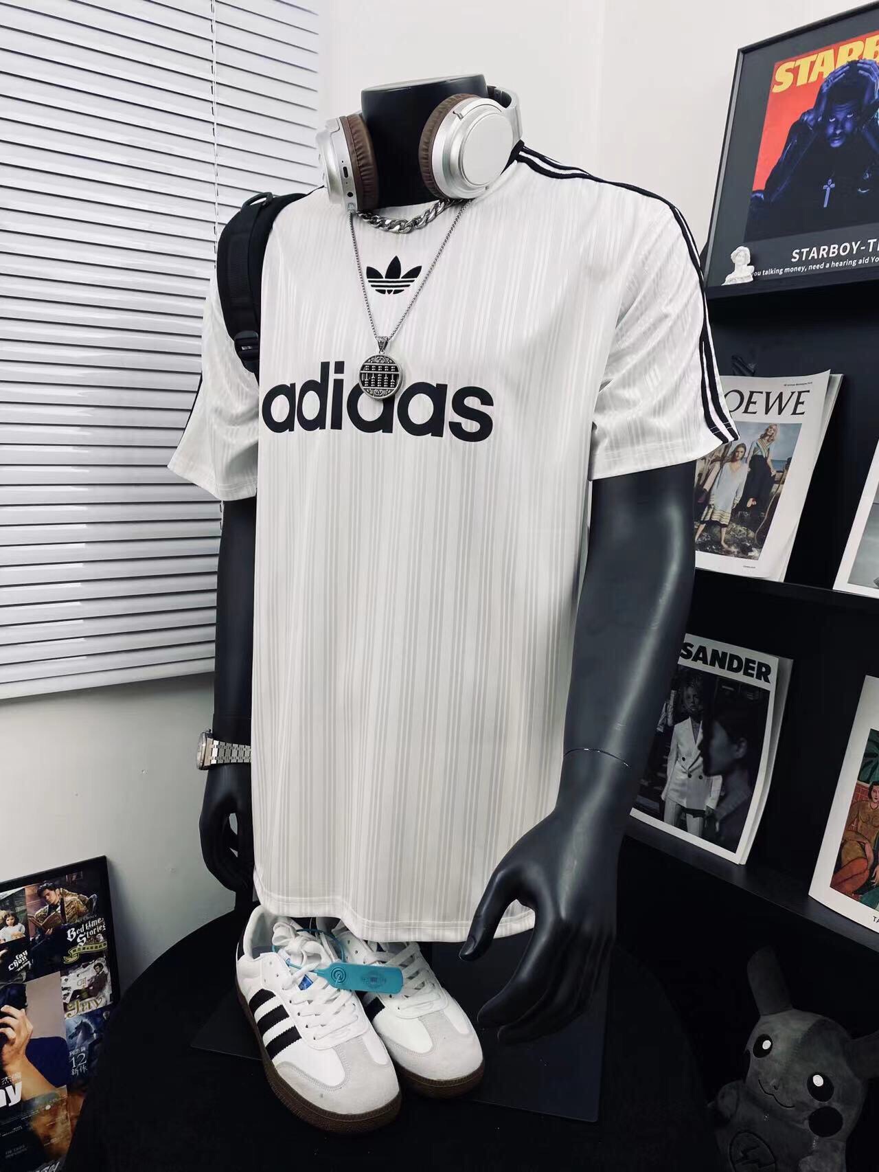 💰80
adidas阿迪达斯三叶草条纹短袖男女同款搭配情侣更赞哦🌻
高级穿搭 高品质官网发售款🏅️｜超级推荐👩‍❤️‍💋‍👨｜超人气单品 ins小红书热门爆款 超级立体 版型延‮品续‬牌的历史 基‮百础‬搭 全品‮包相‬装 上身即是潮流 OS宽松款 出街必备神器 本次品牌呈现了主题风格 艺术与街头的融合穿着舒适 做工精细 帅气十足！潮流百搭 人气爆款！上身炒鸡A男女都可以轻松上身 种草种草🌿
Color：白色 黑色
Size  ：M L XL XXL
         衣长        胸围       肩宽
M       74          110          47
L        76          116          49
XL      78          118          51
XXL   80          120          53
（手工测量存在1~2cm误差）