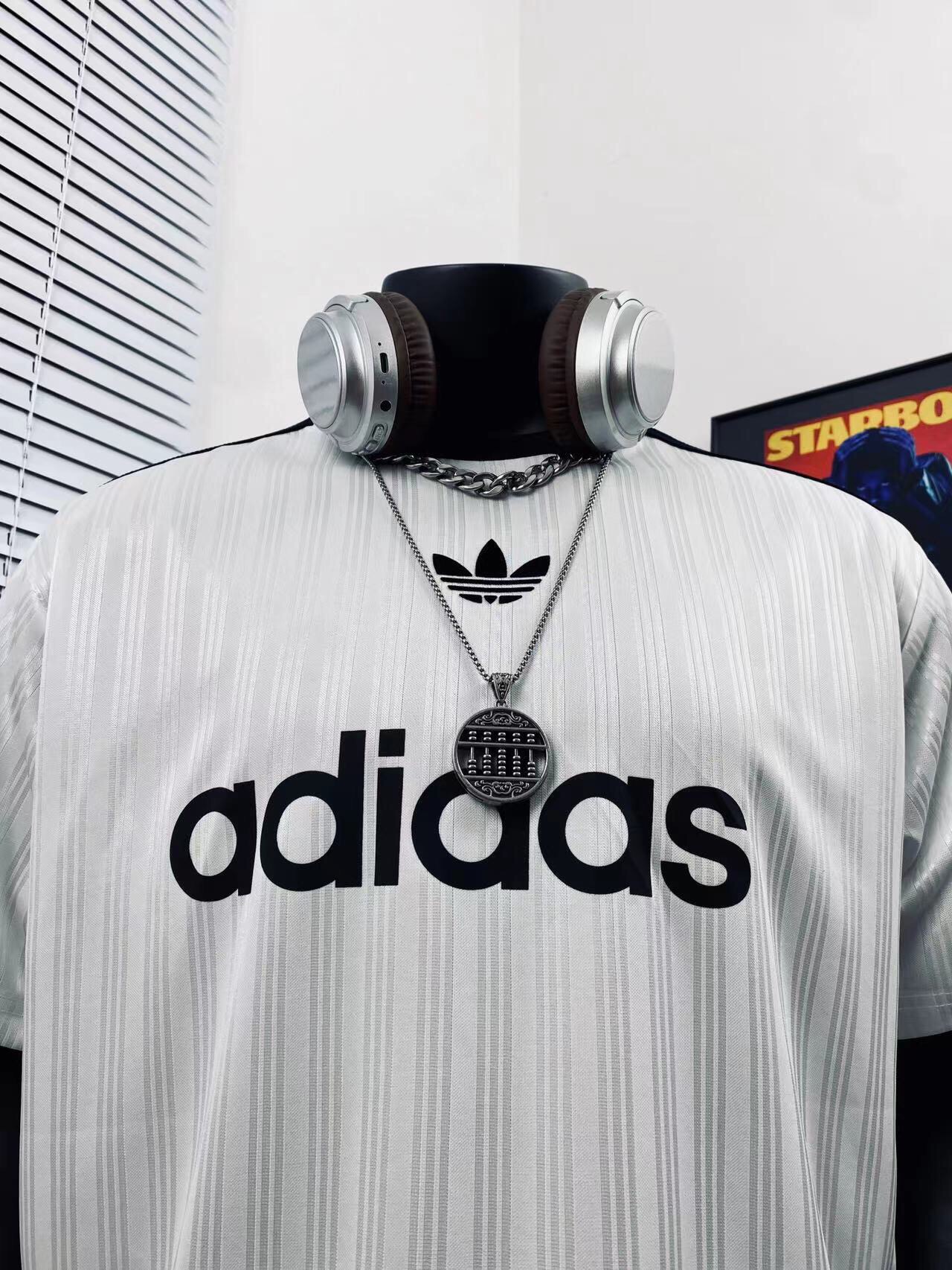 💰80
adidas阿迪达斯三叶草条纹短袖男女同款搭配情侣更赞哦🌻
高级穿搭 高品质官网发售款🏅️｜超级推荐👩‍❤️‍💋‍👨｜超人气单品 ins小红书热门爆款 超级立体 版型延‮品续‬牌的历史 基‮百础‬搭 全品‮包相‬装 上身即是潮流 OS宽松款 出街必备神器 本次品牌呈现了主题风格 艺术与街头的融合穿着舒适 做工精细 帅气十足！潮流百搭 人气爆款！上身炒鸡A男女都可以轻松上身 种草种草🌿
Color：白色 黑色
Size  ：M L XL XXL
         衣长        胸围       肩宽
M       74          110          47
L        76          116          49
XL      78          118          51
XXL   80          120          53
（手工测量存在1~2cm误差）