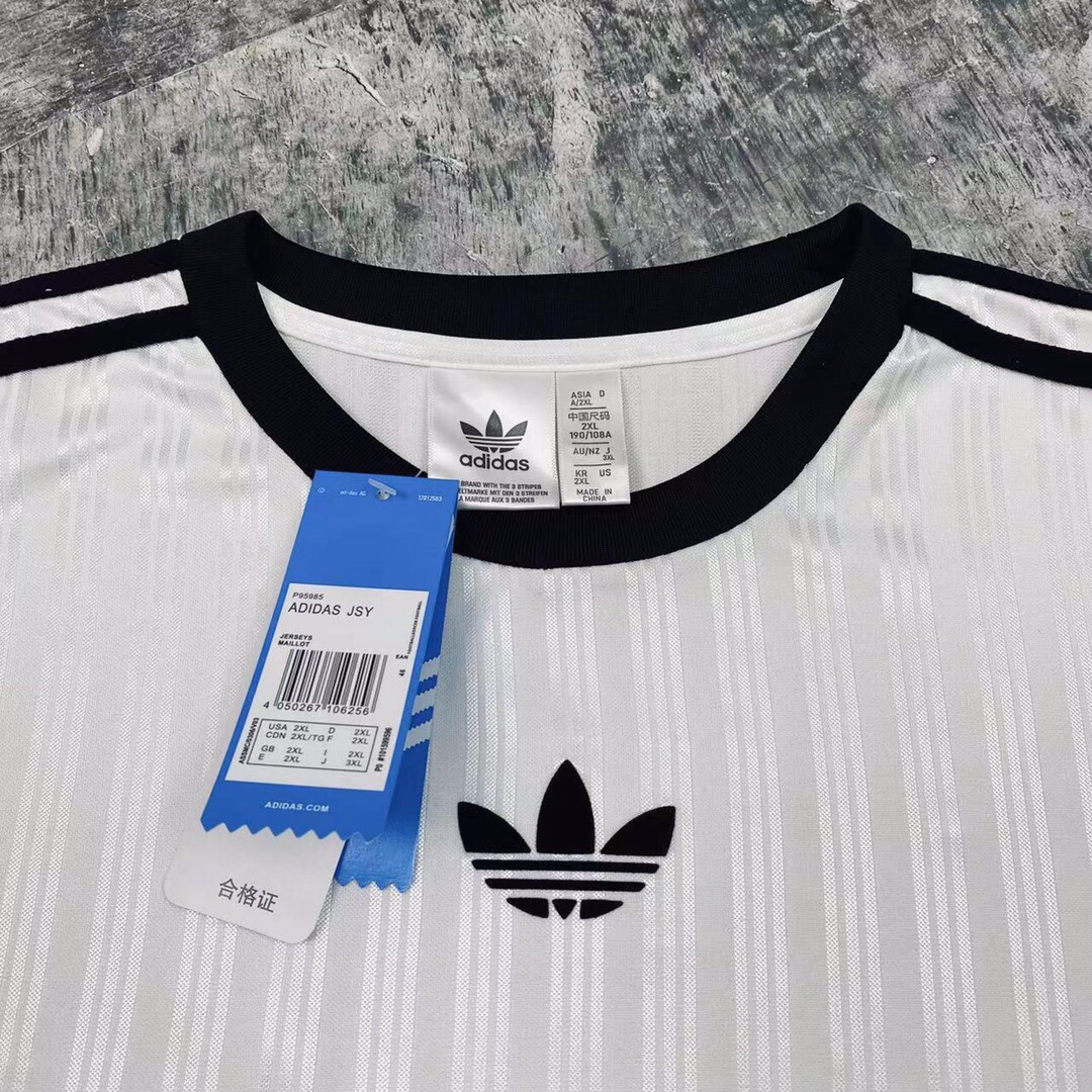 💰80
adidas阿迪达斯三叶草条纹短袖男女同款搭配情侣更赞哦🌻
高级穿搭 高品质官网发售款🏅️｜超级推荐👩‍❤️‍💋‍👨｜超人气单品 ins小红书热门爆款 超级立体 版型延‮品续‬牌的历史 基‮百础‬搭 全品‮包相‬装 上身即是潮流 OS宽松款 出街必备神器 本次品牌呈现了主题风格 艺术与街头的融合穿着舒适 做工精细 帅气十足！潮流百搭 人气爆款！上身炒鸡A男女都可以轻松上身 种草种草🌿
Color：白色 黑色
Size  ：M L XL XXL
         衣长        胸围       肩宽
M       74          110          47
L        76          116          49
XL      78          118          51
XXL   80          120          53
（手工测量存在1~2cm误差）