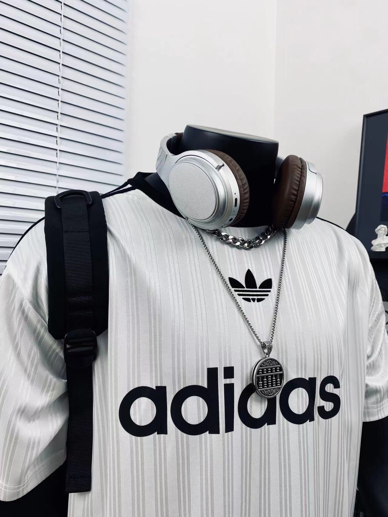 💰80
adidas阿迪达斯三叶草条纹短袖男女同款搭配情侣更赞哦🌻
高级穿搭 高品质官网发售款🏅️｜超级推荐👩‍❤️‍💋‍👨｜超人气单品 ins小红书热门爆款 超级立体 版型延‮品续‬牌的历史 基‮百础‬搭 全品‮包相‬装 上身即是潮流 OS宽松款 出街必备神器 本次品牌呈现了主题风格 艺术与街头的融合穿着舒适 做工精细 帅气十足！潮流百搭 人气爆款！上身炒鸡A男女都可以轻松上身 种草种草🌿
Color：白色 黑色
Size  ：M L XL XXL
         衣长        胸围       肩宽
M       74          110          47
L        76          116          49
XL      78          118          51
XXL   80          120          53
（手工测量存在1~2cm误差）